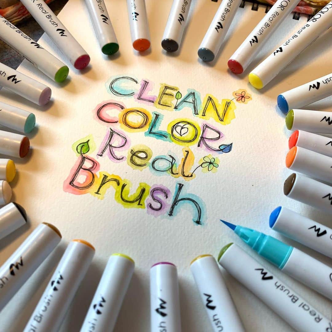 Kuretakeさんのインスタグラム写真 - (KuretakeInstagram)「ZIG CLEAN COLOR Real Brush is a brush type color pen. It has an excellent brush hair collectivity and it's very easy to write. There are in total 90 colors for a wide range of creations.  The ink is water-based dye, which is easily soluble in water. So you can try color blending and gradations with a blender pen or water brush.  Enjoy lettering, brush calligraphy, watercolor art, bullet journals and more with your imaginations 😊  ZIG CLEAN COLOR Real Brush は、穂先もまとまりやすく書きやすい、 毛筆タイプのカラーブラッシュペンです。カラーは全90色と色数も豊富で幅広い用途に使えます。 水性の染料インクのタイプなので、水にも溶けやすい性質です。ブレンダーペンや、水筆ぺんで、色のぼかしや、グラデーションも楽しめます。 レタリングや、ブラッシュカリグラフィーはもちろん、水彩アートや、バレットジャーナルなどにも楽しめます。 #ZIG #cleancolor #realbrush #watercolor #kuretake #クリーンカラーリアルブラッシュ #リアルブラッシュ #brush #lettering #bulletjournal  #バレットジャーナル」8月20日 18時35分 - kuretakejapan