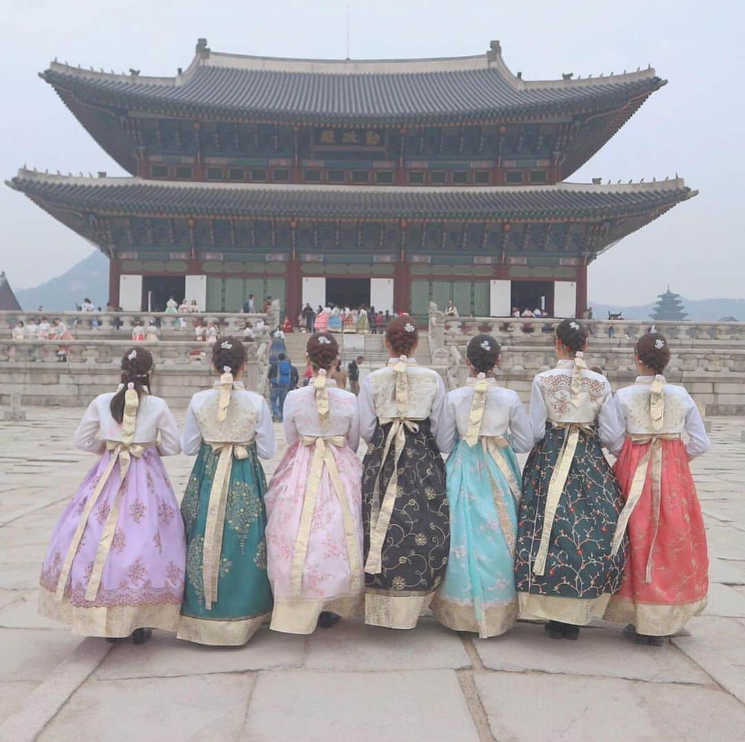 SUCLEさんのインスタグラム写真 - (SUCLEInstagram)「チマチョゴリを着るなら、景福宮で撮影すべし♡  カラフルなチマチョゴリがかわいすぎる︎💕︎ 韓国旅行に行くならチマチョゴリ体験は欠かせないコンテンツなはず💭  ぜひ参考にしてみてください！  photo by @_m1119_  @sucle_ では紹介する写真を募集中👧🏻﻿﻿ ﻿﻿ ﻿﻿﻿﻿﻿﻿﻿﻿﻿﻿ タグ付けやハッシュタグをつけてくれた投稿からもピックアップした写真をリポストしています！﻿﻿﻿﻿﻿﻿﻿﻿﻿﻿﻿ #sucle をつける か このアカウントをタグ付けして投稿してね📸﻿﻿﻿﻿﻿﻿﻿﻿﻿﻿﻿ ﻿﻿﻿﻿﻿﻿﻿﻿﻿﻿﻿ おしゃれにかわいく♡女の子の日常をサポートする﻿﻿﻿﻿﻿﻿﻿﻿女子向けメディア｢SUCLE｣の公式ページにもきっと気になる記事がたーくさんあるので、ぜひチェックしてみてください👀﻿﻿﻿﻿﻿﻿﻿﻿﻿﻿﻿ ﻿﻿﻿﻿﻿﻿﻿﻿﻿﻿﻿ トップページのリンク や ストーリーズからジャンプできます♪  #韓国 #大韓民国 #ソウル #チマチョゴリ #民族衣装 #パステルカラー #クルミ韓服 #レンタル #京福宮 #キョンボックン  #王宮 #観光地 #韓国旅行 #インスタ映え #韓服 #韓服レンタル #可愛い #おしゃれ #お洒落 #タイムスリップ #女子旅 #旅行 #海外旅行 #観光 #写真部 #モデルごっこ #チマチョゴリ体験 #韓服体験 #韓国好き」8月20日 18時35分 - sucle_