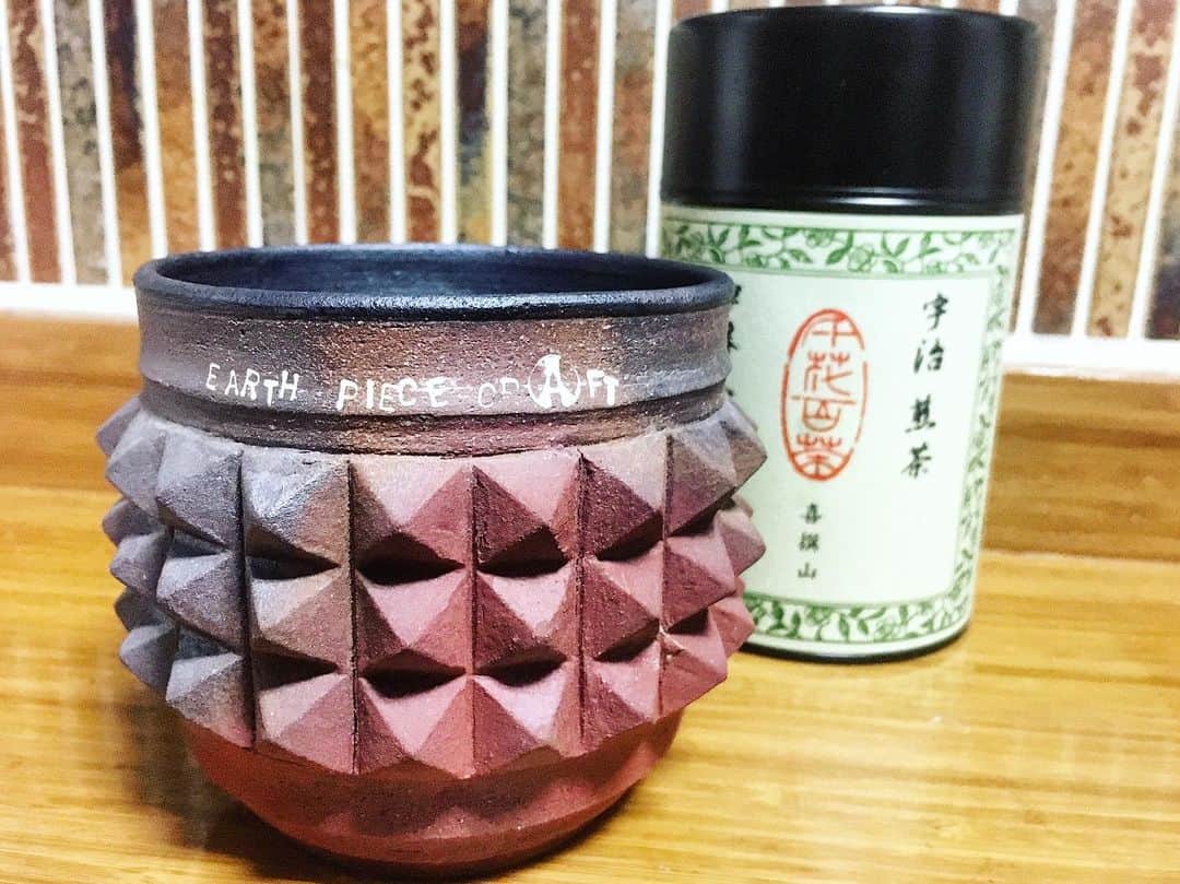 KAI_SHiNEのインスタグラム：「一服入れる時もトンガってこー🤘🍵 What a cute my new "Chawan"‼︎✨✨ Thanxx @earthpiececraft 🙏  #teabowl #pottery #potteryart #japan #rock #soul #kisarazu #jp」