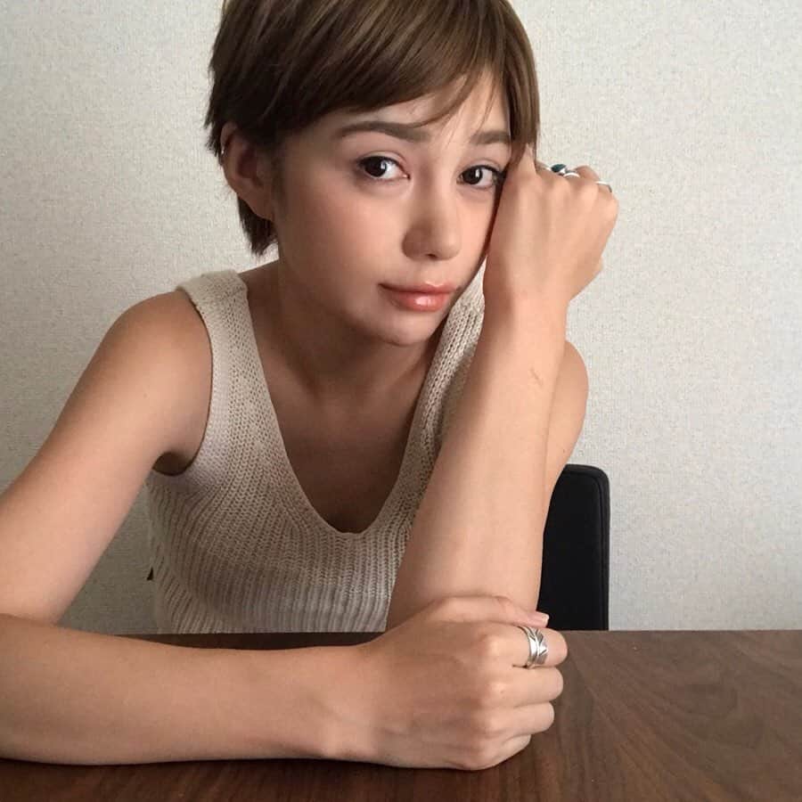 のインスタグラム：「🧴🧴🧴 #skincare #PR #dermalogica #MYSKINHERO #ダーマロジカ ・ ・ ・　 先日渋谷ヒカリエで行なわれている ダーマロジカのポップアップストアで AIによる肌診断「Facemapping」と プロのカウンセリングを受けて自分に合う スキンケアと普段のお手入れについて アドバイスをいただきました✨ ・ 産後のお肌のトラブルもひどかったので さっそく角質ケア洗顔料 「デイリーマイクロフォリエント」を 使ってみたけど洗顔が楽しみになるくらい すっきりとした洗い上がりに👧‼️ ・ ダーマロジカ公式インスタグラム @dermalogicajp をフォローして ポップアップストアにいくと、この 「デイリーマイクロフォリエント」の サンプルをプレゼント✨ ・ 公式インスタでフォロー＆いいね キャンペーンもやってるみたいなのでぜひ チェックしてみてね💛」