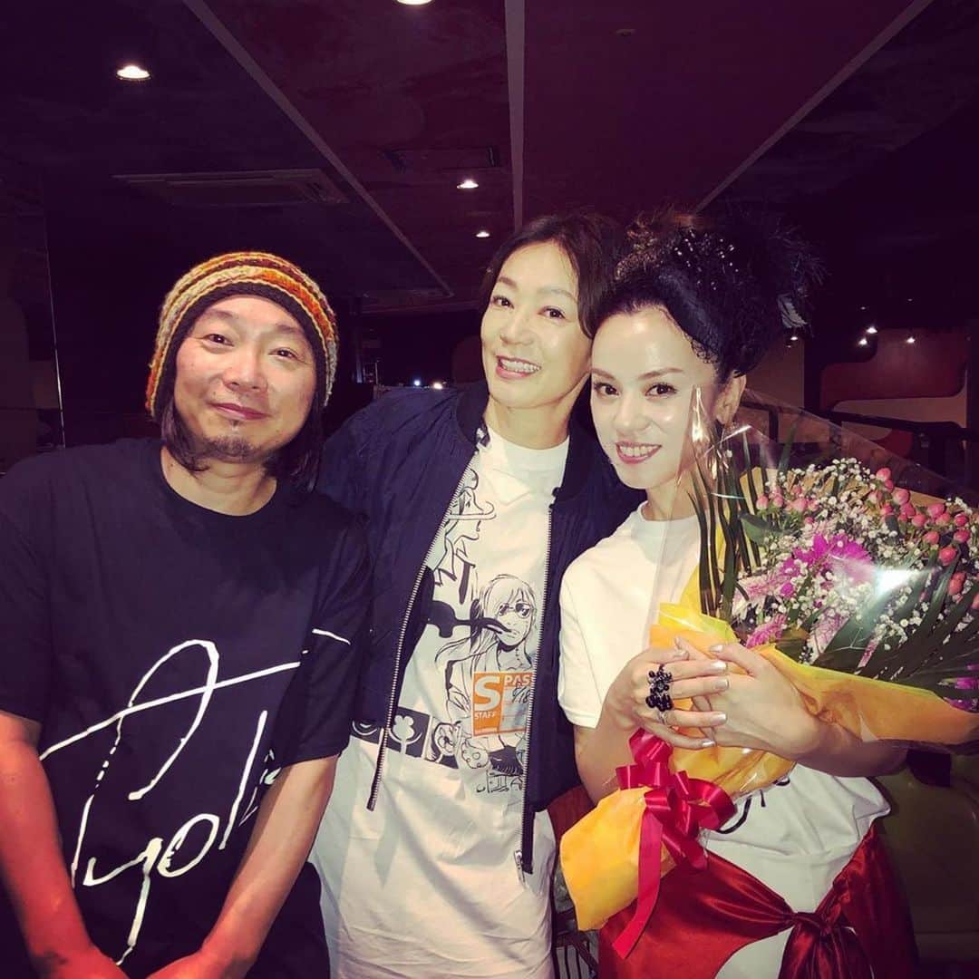 azumiのインスタグラム：「私のジャズアルバム『ぴあのとあずみ』のジャケ写のアートディレクションをしていただいた #numerotokyo 編集長の田中杏子さん。お忙しい中ライブや #tunobyazumi の展示会にもいつも足を運んでくださる大好きなあこさん。グローブ座のワイヨリカも観にきてくれたな〜。あの夢のようなジャケ写は宝物です🥰ありがとうございました！ #Repost @akoakotanaka ・・・ WYOLICA 20周年&再結成 おめでとうございます🎉㊗️🎈💕😊 本日のライブも素晴らしかったよーん🎉🎊🎊🎊🎊🎊🎊🎊🎊🎊🎊🎊🎊 Azumiちゃんの透き通った安定の歌声と So-Toさんの惚れ惚れする素晴らしい演奏 🎸🎤🎸🎤🎸🎤🎸🎤🎸🎤🎸🎤 涙が出ちゃいました😭😭😭 #wyolica  #azumi #so-to #akotanaka」