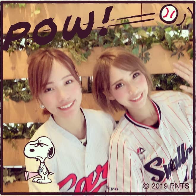 古田ちさこさんのインスタグラム写真 - (古田ちさこInstagram)「こないだの試合前⚾️🎶 ゆりかちゃん @yu_ri__stagram も私もホームユニ🌟 2人ともこの夏焼けたな〜おかげで白が映えてる気がする…🤣 スヌーピーコミックカメラ、結構スポーツ系が充実してる❣️ 野球バージョンのフレームもあるし(2枚目)応援スタンプやらもすごく可愛い🐶🎶 フレームに合わせて撮ることも後でアルバムから画像を選んでつくることもできるよ📸 . スヌーピーはコミックを読むとわかる平和で少しシュールな世界観が大好き♡ 小学生の頃、母にコミックを買ってもらったこととても感謝しています…🎶 スヌーピーコミックカメラはスマートフォン専用サイトだよ❕下記サイトで作ってみてね👇🌟 https://www.snoopy.co.jp/camera/ リンクとべないと思うからストーリーズにリンクつきでアップしておくね💕 . #スワローズ女子#カープ女子#野球好き#野球好きな人と繋がりたい#baseballfan  #charapa #スヌーピー #スヌーピーコミックカメラ #コミックカメラ #PEANUTS #PR #カメラアプリ #snoopy #snooprgrams」8月20日 18時46分 - chisakofuruta