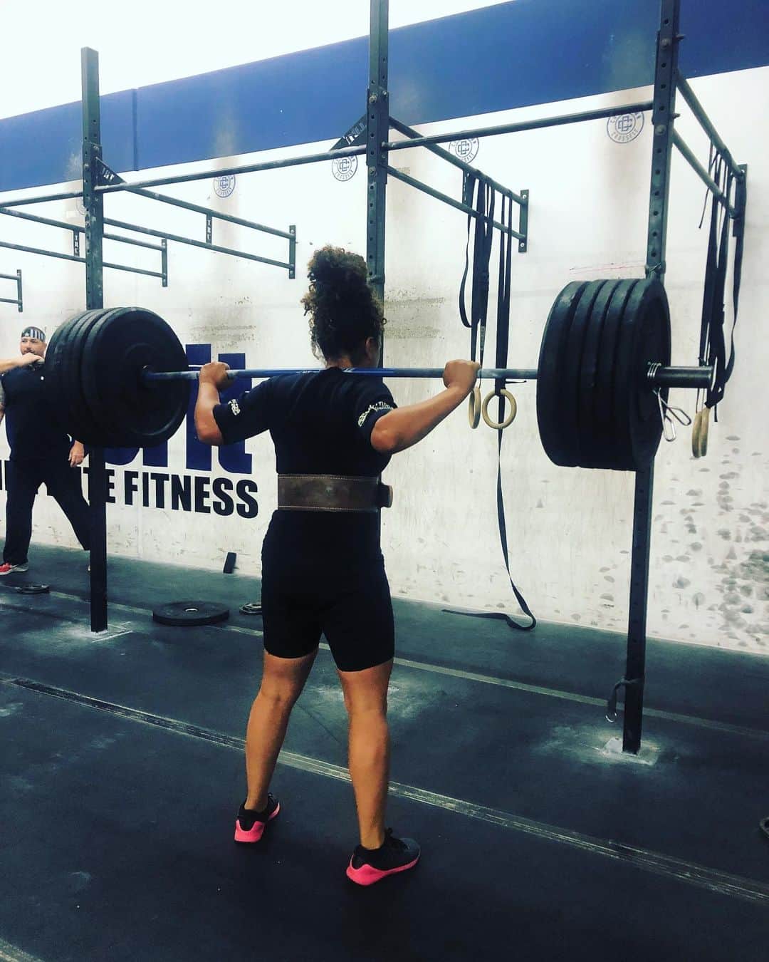 のインスタグラム：「‪Mother of 4 kids under 5yrs old. Out of bed @ 4:30am, CrossFit @ 5:30am, breakfast for the kids @ 7am, Writers Room @ 9am, Home @ 5:00pm, breast feed & cook , 6:30 basketball coach, 7:30 bathe kids read books and bedtime. 8:30 decompress. 9pm Husband time. 11 sleep & repeat! #❤️‬」