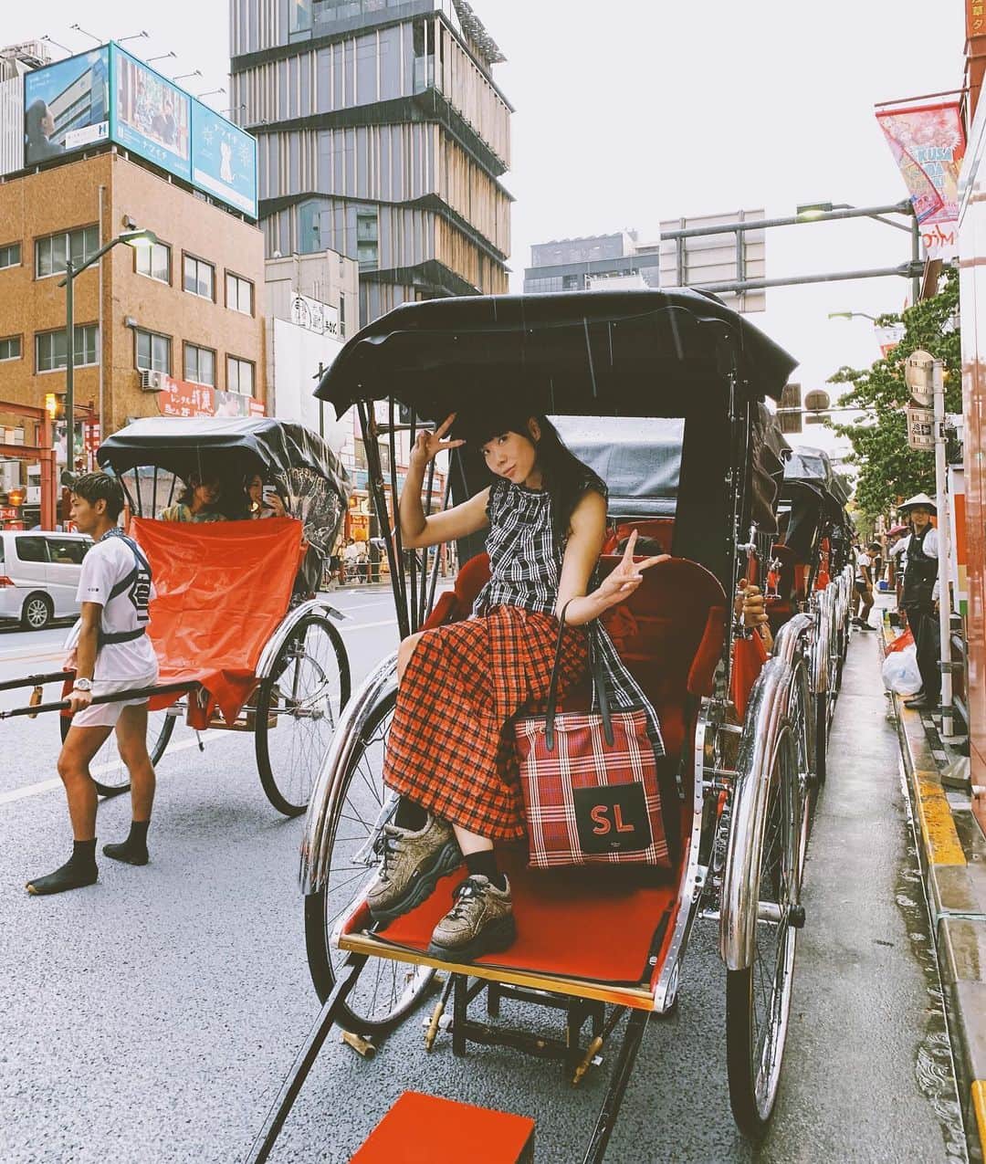 スージー・ロウさんのインスタグラム写真 - (スージー・ロウInstagram)「From plane to rickshaw... Finding myself back in my true true happy place Tokyo with @mulberryengland for #MulberryxTokyo 📸 @naomialexandrapike」8月21日 0時15分 - susiebubble