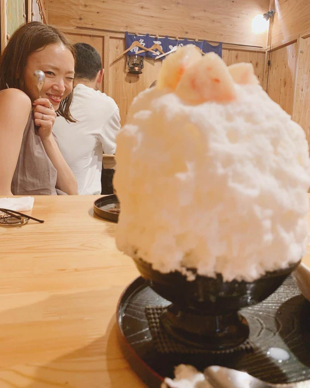 野尻美穂のインスタグラム：「今年もかき氷。 私はドヤ顔の汗だく癖っ毛ですが🦁 大好きだから毎年行ける限り来ている椛屋さん。 今年は桃が最強だよ〜🍑 土日の整理券は11時手前から配布です。そして30分くらいで配布終了です。気合いです。（誰笑 #みんなと何回も来れて嬉しいまた来てね🥺💕 #いつもはミルクココア派です #椛屋 #かき氷 #桃の端にちょっとだけ吉田さんいる🤣👨🏿‍🦲」