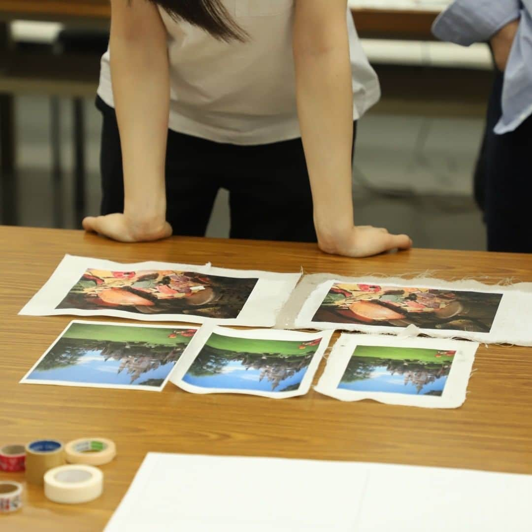 東京造形大学 Tokyo Zokei Universityさんのインスタグラム写真 - (東京造形大学 Tokyo Zokei UniversityInstagram)「_ 高校生対象の #zokeiワークショップ2019 2日目は、写真専攻領域「クリエイティブエマルジョンで遊ぼう」（鷹野隆大先生）を開催👏📷 ・ 出力が難しい紙などをインクジェットで出力できるようにするコーティング液「クリエイティブエマルジョン」を使って、お気に入りの写真を布や紙などに出力しました🌿 ・ #東京造形大学 #美大 #デザイン #ワークショップ #ZOKEIワークショップ #高校生 #受験生 #写真 #印刷 #鷹野隆大 #クリエイティブエマルジョン #紙 #布 #ありがとうございました #tokyozokeiuniversity #design #photo #printing #creativeemulsion #paper #cloth # #workshop #highschoolstudents #prospectivestudents #thankyou」8月20日 18時53分 - tokyo_zokei_univ_official