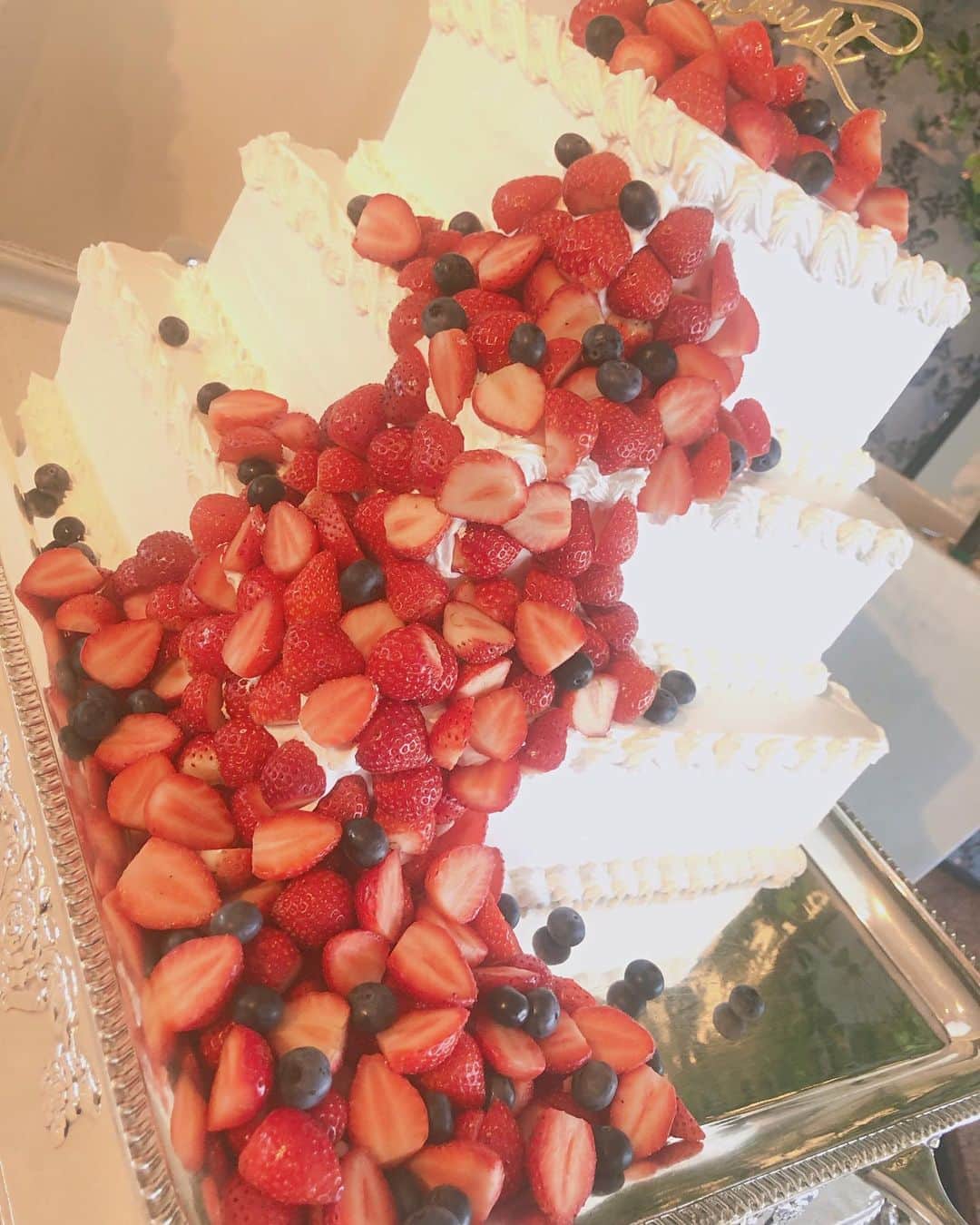 富山第一ホテルウェディングのインスタグラム：「. 流れるフルーツのケーキ🍓 先日、当ホテルで婚礼が決まっている方の 内覧会がありました！ そこで展示させていただいたウェディングケーキの おひとつです🍽 . ‘’こんなケーキができたらいいのに‘’ ぜひともその願い叶えさせてください✨ . 毎日試食フェアやってます！！！ 少しでも興味のある方、 お待ちしております♡ . #富山#富山第一ホテル #ブライダルフェア #ウェディングケーキ #ホテルウェディング#結婚式 #ブライダル#ウェディング #チャペル#挙式#披露宴 #ウェディングドレス #タキシード#新郎新婦 #教会式#人前式 #試食会#実施中 #会場コーディネート  #結婚式準備#北陸花嫁 #プレ花嫁」