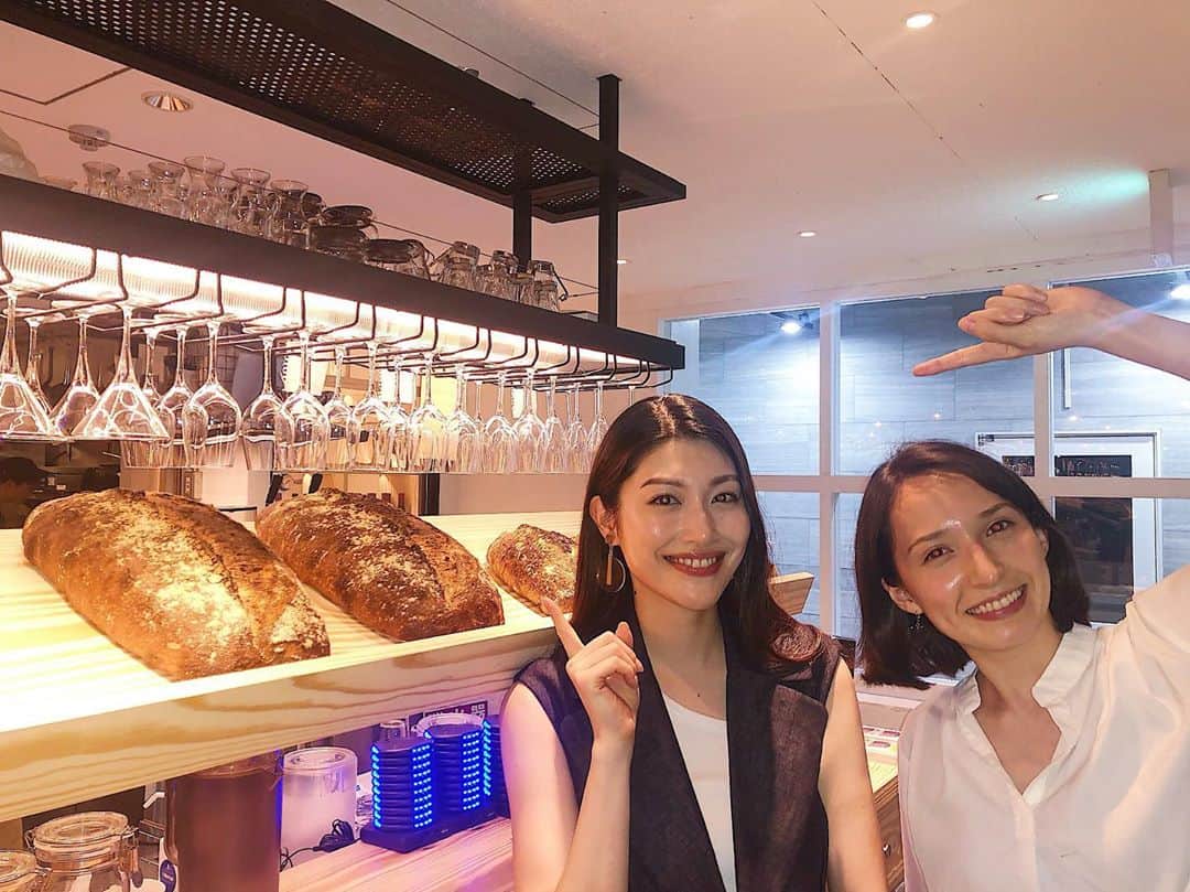 櫻井麻美のインスタグラム：「本日オープン"BARTIZAN Bakery & Cafe"に行ってきました🥖 ・ ライターでカフェ本も出版されているアリスちゃん @cafeali  と🤗 ・ こだわりの自家製酵母パンは外側がカリッとしているのに中が驚くほどしっとりしていて、乳酸菌を抑えて酸味も少ないまろやかな味わい💕 美味しいパン見つけたー🙌 ・ ・ @bartizan_bakerycafe  #ニューオープンカフェ  #浜松町 #ベーカリーカフェ #しっとりパン #美味しいパン」