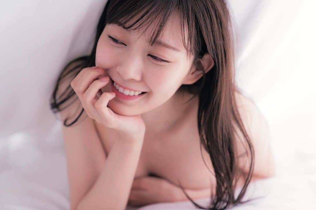 渡辺美優紀のインスタグラム：「発売まで、あと3日！！ 先行カット第4弾🌟  シーツの中に、セクシーみるきー💓 オシャレで彼女感満載の一枚ですね😄 本誌にもいっぱい詰まってますよ〜  #シーツの中はみるきー #彼女感満載 #美優紀です #宝島社」