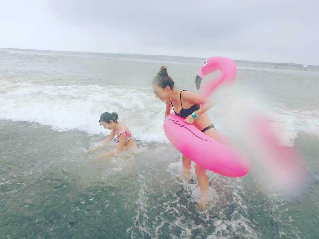 MEGUMIさんのインスタグラム写真 - (MEGUMIInstagram)「2年間一緒に遊んだ フラミンゴのふーちゃんが 先日尖った貝塚にやられてお星様になりました🕊  波に飲まれた時も、海に入れなくてふてくされた時も一緒にいてくれたふーちゃんは首だけの状態になりました。 （意外と便利だった）  ふーちゃん2年間ありがとう。  #flamingo#beachfloats#summermemory#フラミンゴのふーちゃん#ふーちゃん#海のお友達#新しいお友達を今から見つけに行くよ」8月20日 19時05分 - mgm1223
