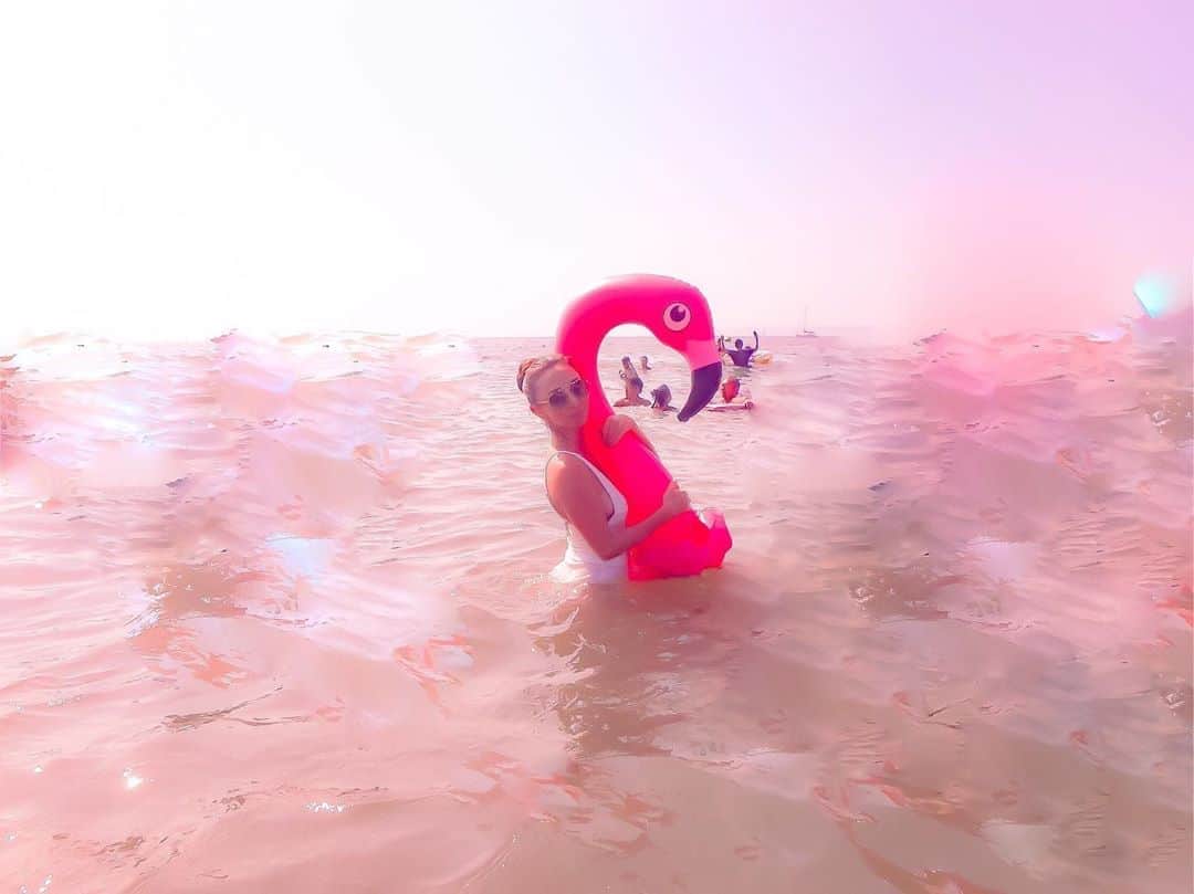 MEGUMIのインスタグラム：「2年間一緒に遊んだ フラミンゴのふーちゃんが 先日尖った貝塚にやられてお星様になりました🕊  波に飲まれた時も、海に入れなくてふてくされた時も一緒にいてくれたふーちゃんは首だけの状態になりました。 （意外と便利だった）  ふーちゃん2年間ありがとう。  #flamingo#beachfloats#summermemory#フラミンゴのふーちゃん#ふーちゃん#海のお友達#新しいお友達を今から見つけに行くよ」