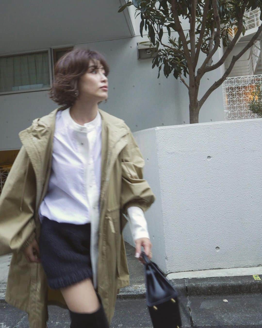 JUNNAのインスタグラム：「お袖たっぽたぽのマウンテンパーカー🍂 ブラウスやシャツスタイルを合わせて テイラードニュートラル感☺️ ・ ・ ・ outer/ #タイプライターフーデットコート top/ #シャドーストライプブラウス bottom/#ハンドニットショートパンツ  6/23予約終了 boots / #エトレニーハイブーツ  6/23  予約終了 bag/ #hermes  #only #etretokyo #junna👠#156cm #2019ETREaw #マウンテンパーカー #大人カジュアルコーデ#キャメル#ベージュカラー#大人ボブ #ニット #ニットパンツ #エトレニット #エトレコート#秋服#ベージュ」