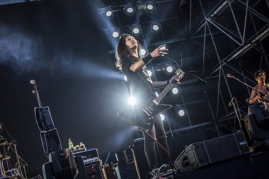 猪狩秀平さんのインスタグラム写真 - (猪狩秀平Instagram)「♪ . 2019.8.20. GANGWONG ROCK FESTIVAL in KOREA🇰🇷 . 韓国のフェスに出演しました！ 韓国のロックシーンは今は小さいみたいやけど、今からどんどん大きくなるんやろなぁ〜。 この日が特別な日になるんかな〜。 とか思いながら演奏出来た。 凄く希望に満ちた日でした。 . 日本で報道されてるような、不買運動を示すようなフラッグを見たりもしたけど、 大統領が嫌だ！みたいなフラッグの方が俄然多かった。笑 . 怖かった事や、何か嫌な事されたとかは何も無かったです。 むしろ韓国の人ハイパー優しいです。大好きです☺︎ . 人と人がちゃんと繋がれば、基本全部最高でした☺︎ 1-8 . @hayachinphoto  9-10 @yamada_mphoto」8月20日 19時13分 - hey_igari_0131