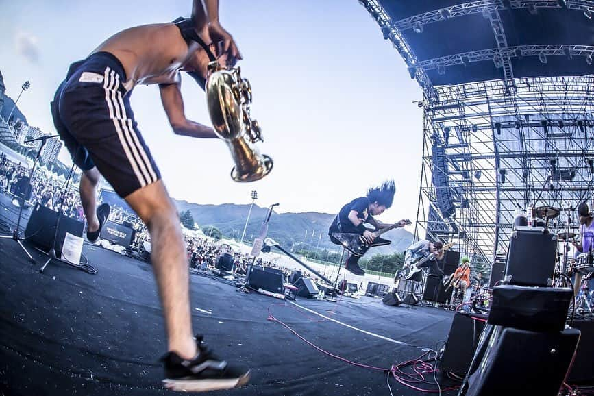 猪狩秀平さんのインスタグラム写真 - (猪狩秀平Instagram)「♪ . 2019.8.20. GANGWONG ROCK FESTIVAL in KOREA🇰🇷 . 韓国のフェスに出演しました！ 韓国のロックシーンは今は小さいみたいやけど、今からどんどん大きくなるんやろなぁ〜。 この日が特別な日になるんかな〜。 とか思いながら演奏出来た。 凄く希望に満ちた日でした。 . 日本で報道されてるような、不買運動を示すようなフラッグを見たりもしたけど、 大統領が嫌だ！みたいなフラッグの方が俄然多かった。笑 . 怖かった事や、何か嫌な事されたとかは何も無かったです。 むしろ韓国の人ハイパー優しいです。大好きです☺︎ . 人と人がちゃんと繋がれば、基本全部最高でした☺︎ 1-8 . @hayachinphoto  9-10 @yamada_mphoto」8月20日 19時13分 - hey_igari_0131