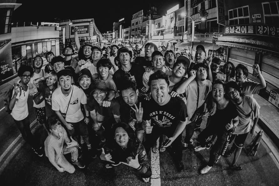 猪狩秀平さんのインスタグラム写真 - (猪狩秀平Instagram)「♪ . 2019.8.20. GANGWONG ROCK FESTIVAL in KOREA🇰🇷 . 韓国のフェスに出演しました！ 韓国のロックシーンは今は小さいみたいやけど、今からどんどん大きくなるんやろなぁ〜。 この日が特別な日になるんかな〜。 とか思いながら演奏出来た。 凄く希望に満ちた日でした。 . 日本で報道されてるような、不買運動を示すようなフラッグを見たりもしたけど、 大統領が嫌だ！みたいなフラッグの方が俄然多かった。笑 . 怖かった事や、何か嫌な事されたとかは何も無かったです。 むしろ韓国の人ハイパー優しいです。大好きです☺︎ . 人と人がちゃんと繋がれば、基本全部最高でした☺︎ 1-8 . @hayachinphoto  9-10 @yamada_mphoto」8月20日 19時13分 - hey_igari_0131