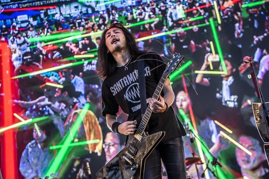 猪狩秀平さんのインスタグラム写真 - (猪狩秀平Instagram)「♪ . 2019.8.20. GANGWONG ROCK FESTIVAL in KOREA🇰🇷 . 韓国のフェスに出演しました！ 韓国のロックシーンは今は小さいみたいやけど、今からどんどん大きくなるんやろなぁ〜。 この日が特別な日になるんかな〜。 とか思いながら演奏出来た。 凄く希望に満ちた日でした。 . 日本で報道されてるような、不買運動を示すようなフラッグを見たりもしたけど、 大統領が嫌だ！みたいなフラッグの方が俄然多かった。笑 . 怖かった事や、何か嫌な事されたとかは何も無かったです。 むしろ韓国の人ハイパー優しいです。大好きです☺︎ . 人と人がちゃんと繋がれば、基本全部最高でした☺︎ 1-8 . @hayachinphoto  9-10 @yamada_mphoto」8月20日 19時13分 - hey_igari_0131