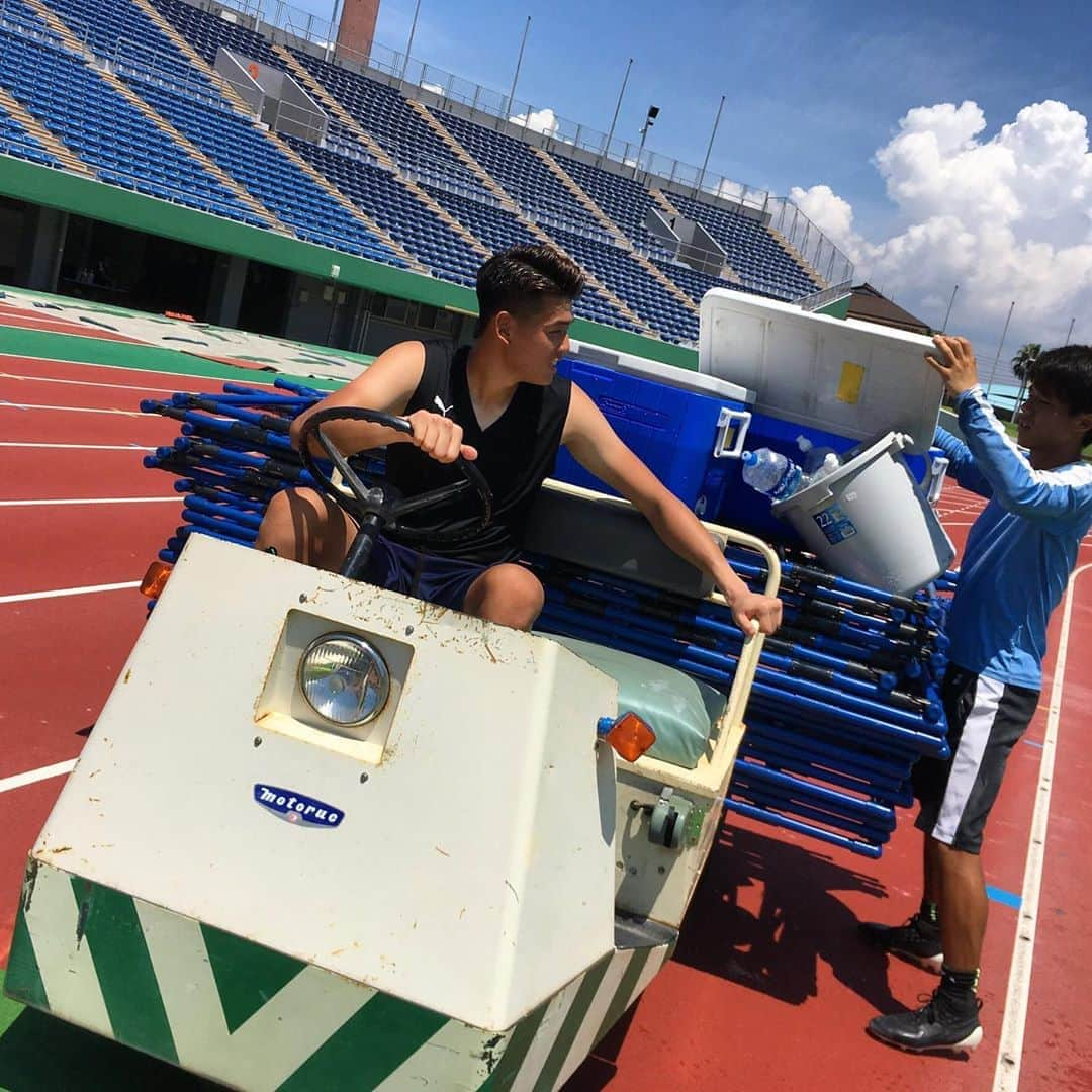 鹿児島ユナイテッドFCさんのインスタグラム写真 - (鹿児島ユナイテッドFCInstagram)「スタジアム前日準備🏟 ジュンスお手伝い中📸 ✨ #鹿児島ユナイテッドFC #アンジュンス #よかにせイレブン #Jリーグ #明治安田生命 #j2リーグ #鹿児島県  #鹿児島市 #SURVIVE #kagoshima #soccer  #jleague ‪#鹿児島」8月20日 19時06分 - kagoshimaunitedfc