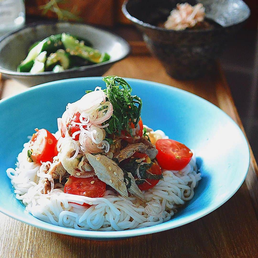 Natsuko Motoiさんのインスタグラム写真 - (Natsuko MotoiInstagram)「素麺風こんにゃく麺、トマトと自家製ツナのポン酢和えのせ。 . . . . . #こんにゃく麺 #自家製ツナ  #糖質制限 #糖質制限メニュー  #おうちごはん #おうちごはんlover #うつわ #暮らし #トマト #ダイエット # #japanesefood #lowcarb #igersjp #フーディーテーブル #wp_deli_japan #kitchen #キッチン」8月20日 19時07分 - natsu_motoi