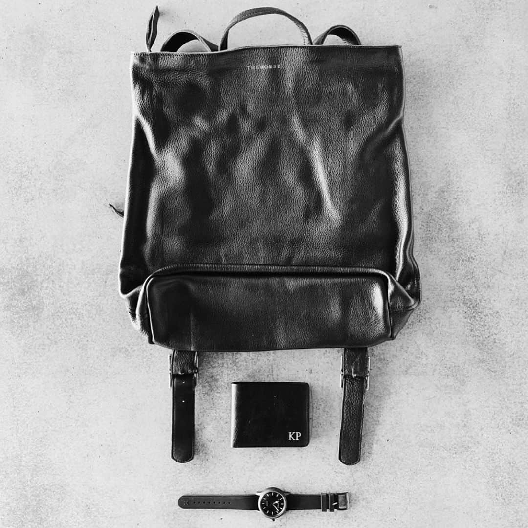 The Horseさんのインスタグラム写真 - (The HorseInstagram)「Essentials in Black | Featuring the Black Daypack, Black Folder Wallet, Black Coast Collection Watch (coming soon). Via @kalyn__ponga  #thehorse #black #leather #watch」8月20日 19時08分 - the_horse