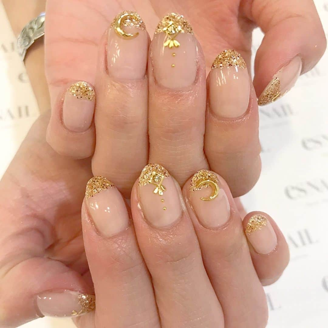 esNAILさんのインスタグラム写真 - (esNAILInstagram)「GLITTER×セパレートフレンチ . .  #nail#nails#nailart#naildesign#esnail#esnail_shibuya#gelnail#ネイル#エスネイル#ジェルネイル#esネイル#ネイルデザイン#美甲#tokyo#shibuya#newnail#渋谷店#新宿店#吉祥寺店#大宮店#名古屋店#大阪店#福岡店 @esnail_la」8月20日 19時12分 - esnail_japan