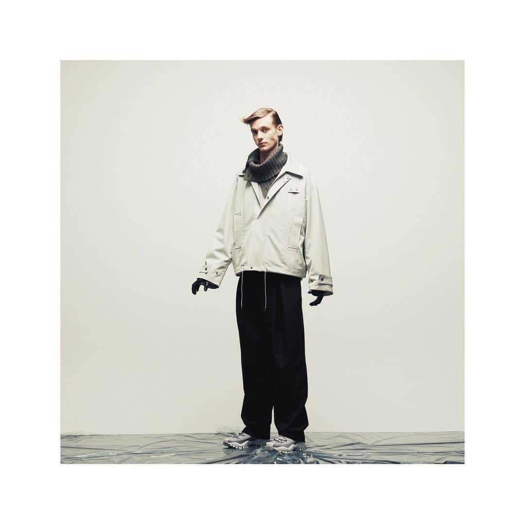 ウィザードのインスタグラム：「UTILITY BLOUSON  U.S. Navy Utility Jacket からミリタリーウエアの機能的なシルエットやディテールを参考に独自のアレンジを加えたタウンユースなブルゾン。 ポリエステルとウールの混紡素材のギャバジン素材を使用している為、程よいハリ感が特徴。 [ MATERIAL ] POLYESTER 53% /  WOOL 32% /  複合繊維15%  2019 AW ＜INTERACTION＞相互作用 IDM Music（Intelligent Dance Music）の実験的な音と音の重なりと、BAUHAUSのアーティストJosef Albersのデザインにおける色彩の重なりから生まれる相互作用をリンクさせたコレクション。 アイテムの要所にはJosef Albersのデザインをイメージし、スクエアーモチーフを意識したディテールやカッティング、ステッチワークが特徴です。 また、今季は特にミリタリーディテールをモードに落とし込んだデザインがメインとなったコレクションとなっています。  #wizzard_fac #wizzard #fashion #tokyofashion #streetfashion #fashionphoto #streetwearbrand #streetwearaddicted #19aw #mode」