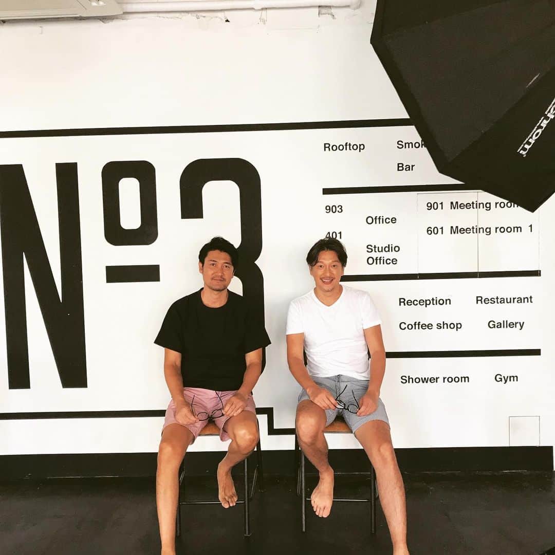 のインスタグラム：「長い付き合いですね！と お互い片手には👓老眼鏡  #shooting#studio#friend#need#readingglasses#☺︎」
