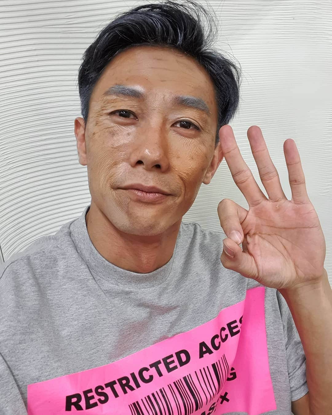 デスモンド・タンのインスタグラム：「Turning from 32 years old to 33 years old is quite a huge change apparently. I heard ageing becomes a 'real-deal'. Is it really that obvious? 刚大一岁，有明显变老吗?  #NotApp #makeupforshoot」
