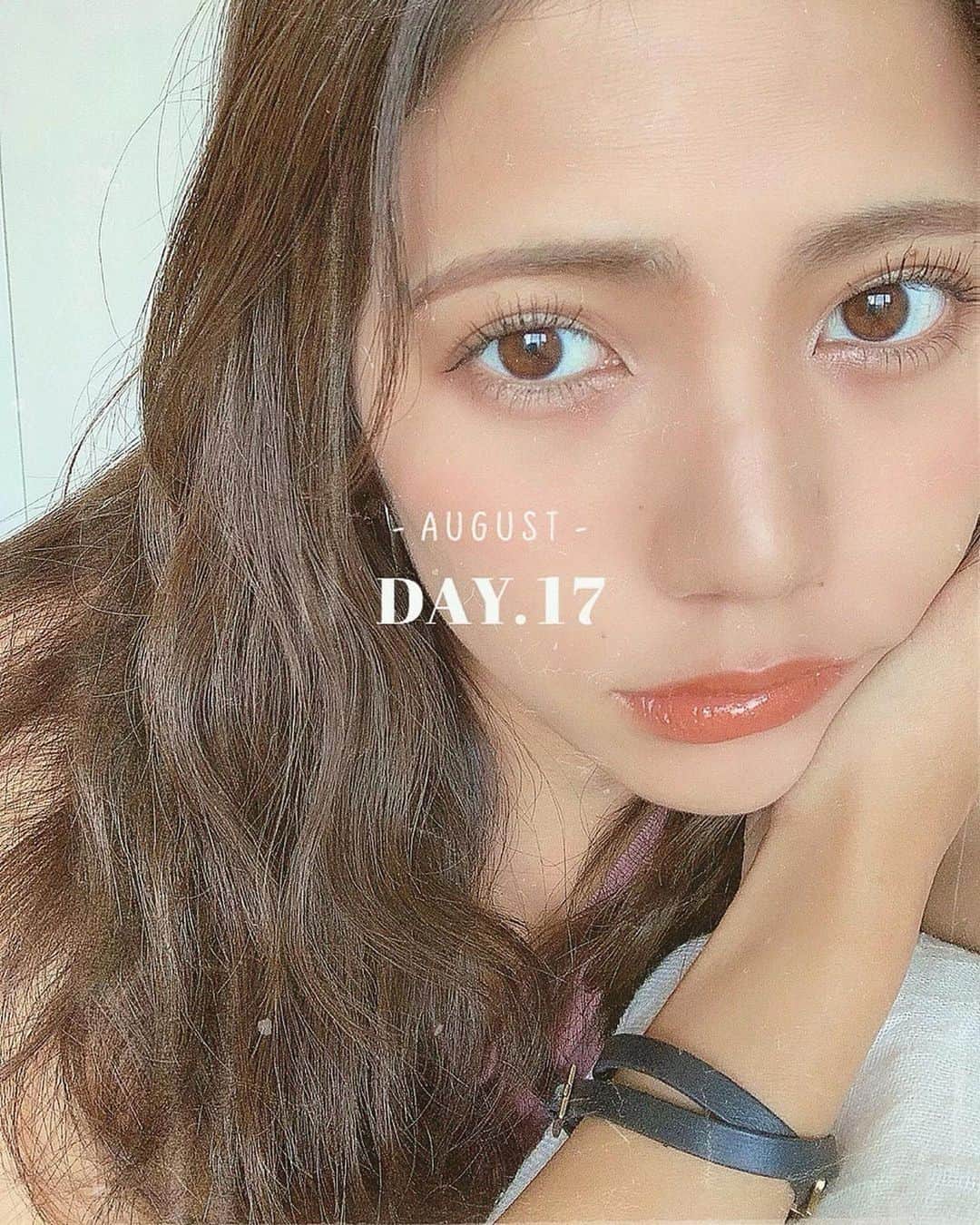 のインスタグラム：「メイク上手にできた日のSelfyと 思い出の写真♡ 場所はボラカイのロングビーチ🏖 ここのビーチは天然っていうのがすごい！！ ＊ ちなみに日付入れるのに使ったのは SNOWのスタンプだよ◟⌣̈⃝◞♡ ＊ このコーデ好きだな〜☺️ ＊ onepiece... #totheseahawaii straw hat... #zara beach sandals... #Fipper bag... #michyeora ＊ ＊ ＊ #メイク #ボラカイ #フィリピン #旅行 #今日の記録 #snowcam #todaymood #like #selfy #instagood」