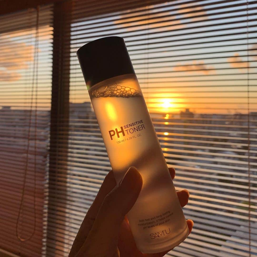 megbabyのインスタグラム：「お待たせしました😭 待望のPH sensitive tonerついに販売‼️8/22 17時〜販売スタートします⏰🎉 同時に完売中のトーンアップクリーム、PHクリームも再販決定‼️👏🏻 ・ 大人気のPH sensitive creamの化粧水がついに完成✨ 洗顔後素肌に触れる1番最初のものだからこそとってもこだわりました🥺  コットンパックとしてもちろん、メイクの上からでも使って頂けるので夏のほてった肌をいつでも鎮静できます☀️ PHクリームご愛用の方にはぜひPHトナーとの併用をおすすめします✨(相性ばっちり😍) ・ ♡PHバランスを整えて、肌バリア機能を高める。 ♡肌に残ったメイク汚れや角質を除去、毛穴の浄化を助ける成分を配合し、つるつる小鼻毛穴レス肌へ導きます😍 ♡トリプルヒアルロン酸を配合。 ⚪︎高分子ヒアルロン酸(肌の表面→皮膚の角質層に吸収。表面保湿UP⤴️) ⚪︎中分子ヒアルロン酸(高分子、低分子ヒアルロン酸成分の肌への密着を高め、水分の蒸発を防ぐ) ⚪︎低分子ヒアルロン酸(肌深く浸透し、内部保湿UP⤴️) ♡PHクリーム同様、鎮静効果のある植物性成分を配合。(*虎ツボ草、スベリヒユ抽出液、ジュニパーベリー) ・ まだ発売前ですが嬉しい事にたくさんの方からお問い合わせを頂いてますので、お見逃しなく😭🙏🏻(アラームセットね😂⏰) @sam_u_japan」