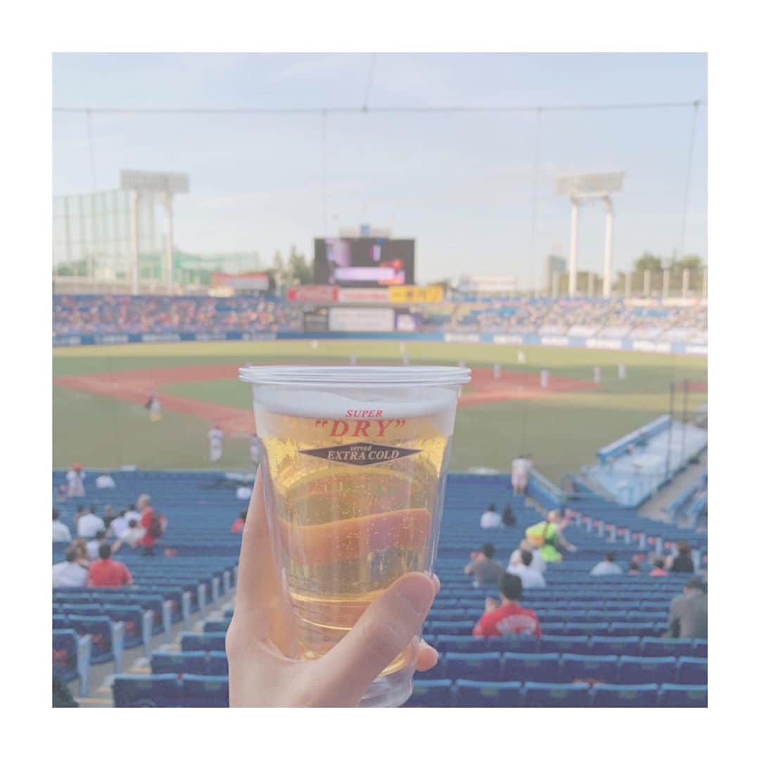 大崎みらいのインスタグラム：「、 五月の終わりに(今更) 神宮カープ戦へ！🙆‍♀️ 、 ご厚意でお知り合いが 練習グラウンドツアーしてくださって 旦那とカープの練習観てきました！ めちゃくちゃ近くで 誠也さんと野間くんのわちゃわちゃが 見れたことで大興奮したよ笑 、 今日もビールが 美味しかったので 良い日だ！ 、 、 、 #野球 #神宮球場 #baseball  #swallows #carp  #ビール党 #インスタ映え #球場映え #ベンチ映え #キャッチャー防具」