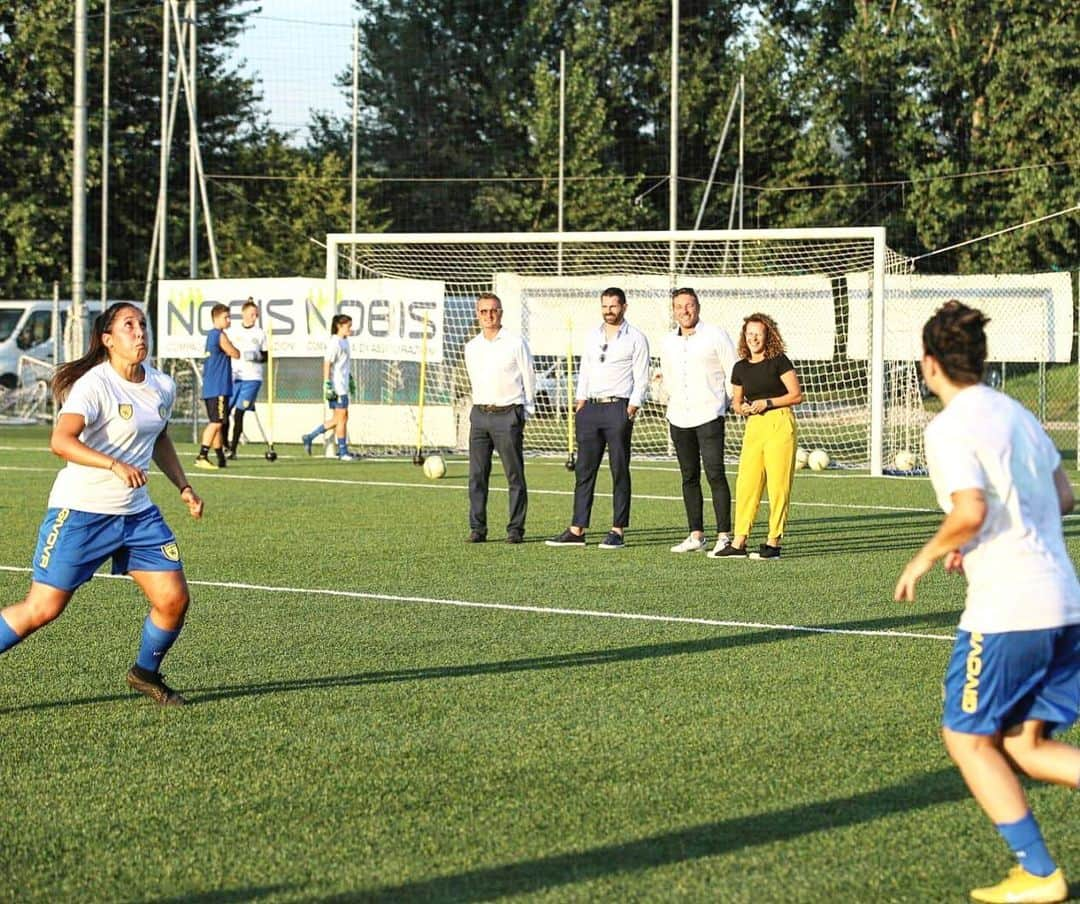 ACキエーヴォ・ヴェローナさんのインスタグラム写真 - (ACキエーヴォ・ヴェローナInstagram)「👀⚽️ @sergio_pellissier in campo per il primo allenamento della stagione del #chievofortitudowomen! 💛💙 Sergio Pellissier on the pitch for the first #chievofortitudowomen training session of the season! #chievo #chievoverona #fortitudo #football #calciofemminile #women #together #nuovaera」8月20日 19時18分 - acchievoverona