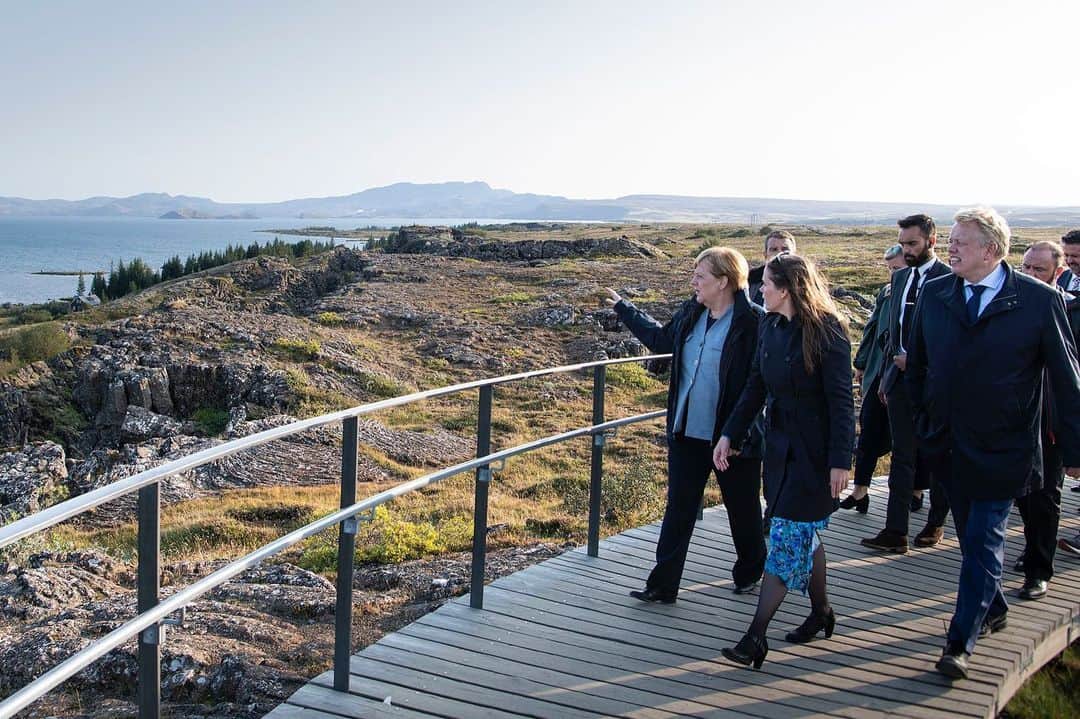 アンゲラ・メルケルさんのインスタグラム写真 - (アンゲラ・メルケルInstagram)「"Nach Island zu fahren, ist natürlich immer schon ein Traum gewesen. Dass ich das jetzt mit diesem bilateralen Besuch verbinden kann und dass ich hier eine Premierministerin treffe, die mutig an die Zukunft denkt, das ist für mich eine große Ehre und Freude", so #Kanzlerin Merkel bei ihrem Treffen mit Islands Ministerpräsidentin Katrin Jakobsdóttir. Der bilaterale Austausch ist Teil der Reise, bei der sie auch am Nordischen Rat teilnehmen wird. --- Travelling to Iceland has always been a dream. Now combining it with this bilateral meeting with @katrinjakobsd, a Prime Minister who courageously thinks about the future, is a great honour and joy for me - said Chancellor #Merkel during her visit to Iceland. The bilateral exchange is part of the trip, during which she will also participate in the Nordic Council. #iceland #climatechange #future #nordiccouncil」8月20日 19時32分 - bundeskanzlerin