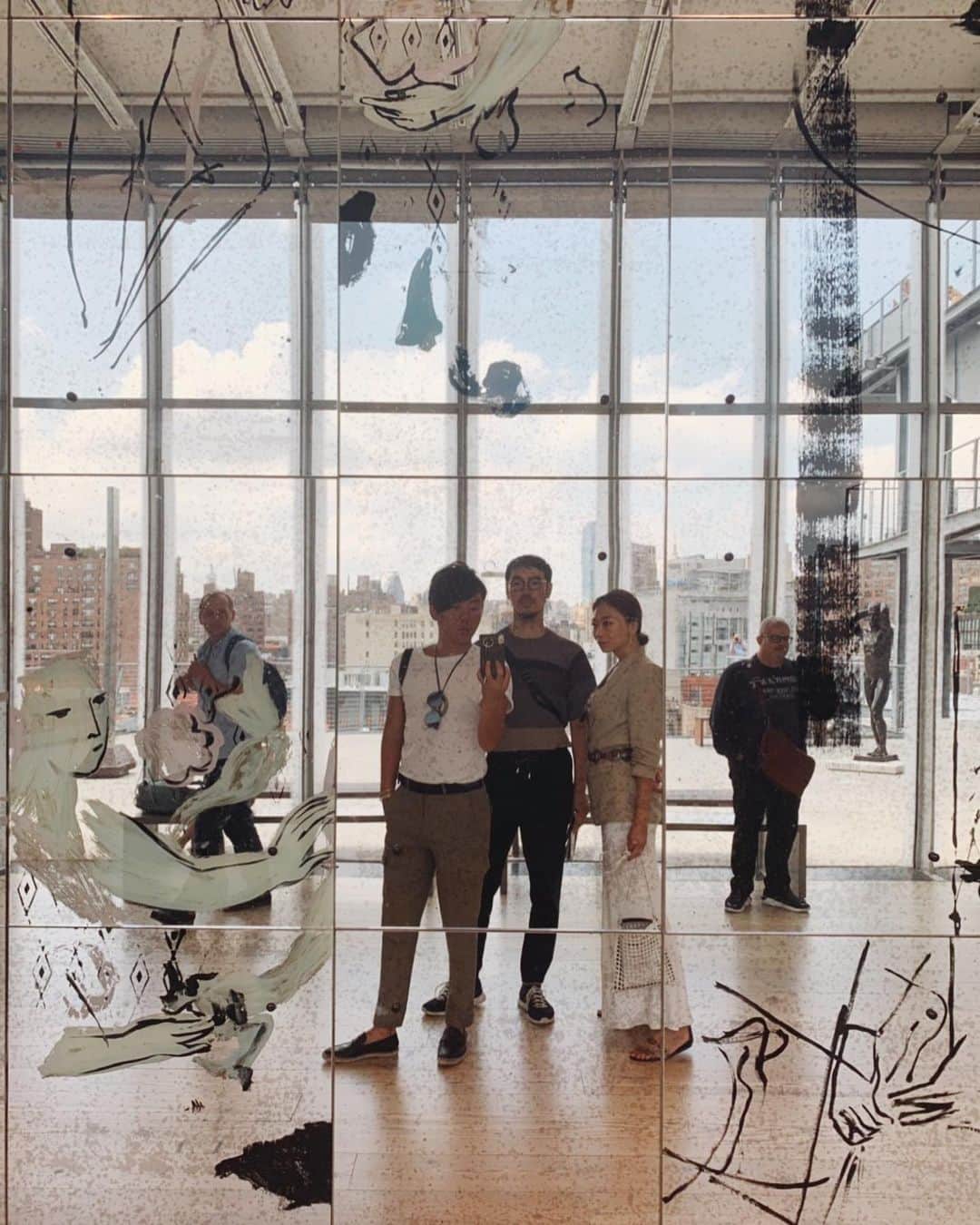 金セアルさんのインスタグラム写真 - (金セアルInstagram)「・ 天高な白壁の使い方が 可愛かった @whitneymuseum  のカフェテリア。 ・ ２枚目は鏡を使ったアート。 #whiteneymuseum」8月20日 19時24分 - sealbank