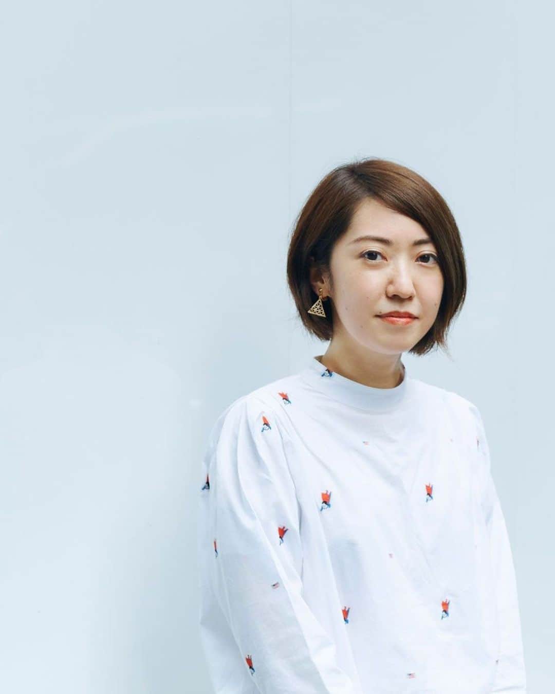 のインスタグラム：「漫画サイト〈トーチ〉と〈ginzamag.com〉にて同時連載がスタートした連載漫画『かしこくて勇気ある子ども』⠀ 著者・山本美希インタビュー ginzamag.comにて掲載中です。⠀ まだ見ぬ我が子と自分たちの未来に、たくさんの期待と不安を抱える若い夫婦を描いた『かしこくて勇気ある子ども』と一緒に、ぜひインタビューも読んでみてくださいね。⠀ ⠀ 漫画『かしこくて勇気ある子ども』第一話はプロフィールリンクより、チェックしてみてね。⠀ 👉 @ginzamagazine⠀ ⠀ #ginzamagazine #manga #トーチ #連載漫画 #山本美希 #かしこくて勇気ある子ども」