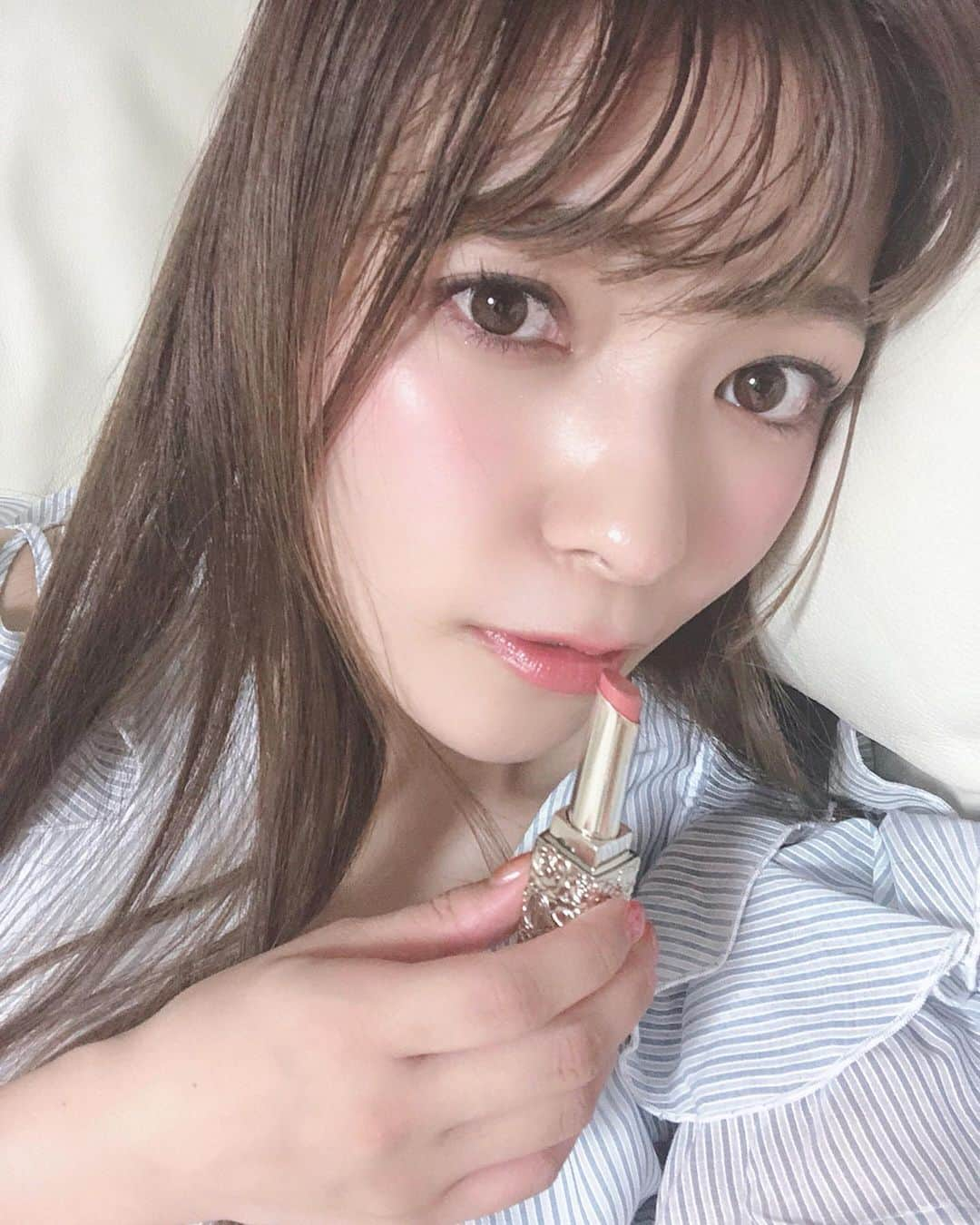 岩根沙恵子?さえみるさんのインスタグラム写真 - (岩根沙恵子?さえみるInstagram)「💄 初めてメイクをしっかりめにレポしました( ⸝⸝⸝°_°⸝⸝⸝ )✌️ (とくに)お肌が白い方には参考になると嬉しい😎 (お手柔らかにお願いします♥) ※素敵なキャンペーン情報もありますので最後まで見てくれると嬉しいです❤️ . ①プチ旅行(カジュアルコース) ②パーティ(ドレスアップコース) ③ランチ会(フェミニンコース) の３つのシチュエーションに分けてメイクをしました💄💓 1つずつ紹介していくね♥︎ . ①旅行の日は絶対はしゃぐからメイクは薄め♥ 上瞼はホワイト系のシャドウ・下瞼にオレンジ系のシャドウを塗布、それで一気に明るい目元になります。 血色良くするためにしっかり赤リップ❤️ それから目元の印象はとても大切にしてるから、マスカラはしっかりめに塗るよ♡ ------------------------- ②パーティは大人っぽいメイク💄♪ ３種の中で1番はっきりするかな😎♪ ウェット風のヘアにピンクベージュのリップを♥ 目元はピンクページュメインにパープルで引き締め😈💓 パープルは濃すぎない色味だから、甘くなりすぎない上品メイクに仕上がります♥ ------------------------- ③ランチ会では気合いを入れてしっかりめにインラインを入れます。 ピンクのアイシャドウで可愛らしく&グレーのアイシャドウを目の際に入れてきっちり❣️ その分、引き算してマスカラは美容液のみに。 上下薄いピンクは女子が好きなメイクだと思う(ˊ•̤ω•̤ˋ)🎀 . いかがでしたか？🥺 イエベさんは①②ブルベさんには③がおすすめかなあ♪ . ❤️ここからはお待ちかねのキャンペーン情報❤️ 【@twany_jp 】をフォロー＆この投稿にいいね&好きなコース名をコメントすると、抽選でそのコースの使用アイテムが当たります👏！！！！ ↓ 【応募条件】 STEP① トワニー公式アカウント( @twany_jp )をフォロー STEP② この投稿にいいね＆欲しいコース名と“そのコースを選んだ理由”をコメントしてください♪ ･ ※既に ＠twany_jp をフォローいただいている方もキャンペーン期間中に、応募条件を満たしているとご応募対象となるからの心配なく♪ ※キャンペーン詳細および、当キャンペーンに関するお問い合わせはトワニー インスタグラム アカウントトップ( @twany_jp )のURLリンクからご確認ください☺️ . 【応募期間】 2019年8月2日(金)13：00〜8月25日(日)～23：59 . 【プレゼントの内容】 応募者の中から抽選で計300名様にアイカラーフレッシュ（2色）＆ルージュグロッシー（１色）の3点セットをお一人様１個プレゼント（フェミニンコース、カジュアルコース、ドレスアップコース 各100名ずつ） ･ 【当選連絡】 当選者の方にトワニー アカウントより 当選者アカウントへDMにてご連絡させていただきます。 ※こちらの投稿コメント欄および、DMでのお問い合わせにはご返信できませんので、あらかじめご了承ください。 . さらに！ 当選アイテムをご自身のSNSに投稿してくれた方全員にオリジナルミニマルファーポーチをプレゼント🎁💓 当選された方は #ララブーケ19AW #トワニー をつけて投稿＆ご応募ください！詳しくはトワニーアカウントトップ( @twany_jp )のURLからご確認ください♪ ------------------------- トワニー ララブーケ  アイカラーフレッシュ  24色 各1,200円（税抜） ルージュグロッシー  18色 各3,500円（税抜） ------------------------- みなさん、是非応募してね( ⸝⸝⸝°_°⸝⸝⸝ )🖤💜🧡 . たくさん写っているネイルは今回も @aulii.nails_yuri 💓 お気に入りすぎて変えたくない🥺♡ オーロラで10本全部キラキラなの🤩💖 女子が好きな夏っぽいネイル💅！ またわかりやすいの載せますね♪ . #TWANY #ララブーケ #larabouquet #コスメレビュー #プレゼント企画 #キャンペーン実施中 #pr #メイク好きな人と繋がりたい #コスメ好きさんと繋がりたい #美容好きな人と繋がりたい #コスメ大好き #コスメ好き #プレゼントキャンペーン #裸眼メイク #メイクレポ #コスメレポ #アイメイクアップ  #コスメ垢さんと繋がりたい #コスメスウォッチ #プチ旅行 #パーティメイク #恵比寿ネイ#ネイルサロン #ランチ会 #イエベメイク #ブルベメイク #イエローベース #パーソナルカラースプリング」8月20日 19時28分 - saemiltiii