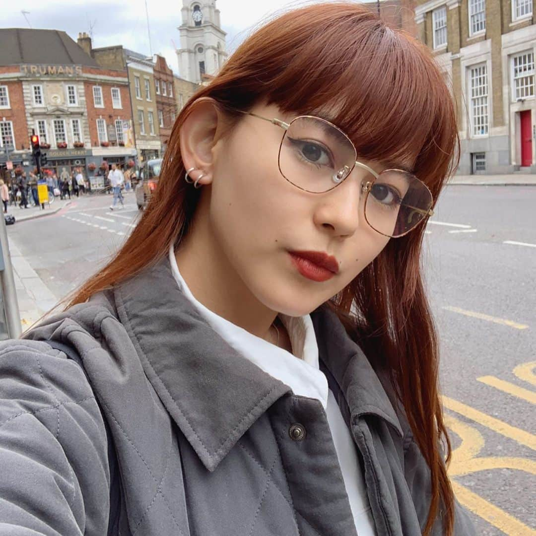 菅沼ゆり（ゆりっぱ）さんのインスタグラム写真 - (菅沼ゆり（ゆりっぱ）Instagram)「【👓お知らせ】 なんと.... Zoff  @zoff_eyewear と メガネ2型コラボさせていただきました！ 普段サングラスとかZoffさんの使っているので嬉しい。 そして初めて全国店舗に自分のコラボした商品が置かれます...。なお嬉しい...。 . . 私の中でのテーマは " メガネファッションにぎこちない女の子たちへ 👧🏻 "  私もファッションの中にメガネを取り入れる機会が少ないのだけど、 もっとメガネを楽しみたくて ラフに手に入れとれるような 普段の格好に馴染むような これをつければその子にとってオシャレで自信がつけば良いなという願いを込めて。 (写真は髪が明るいの多いけど今の髪色ver.とかもこれから更新してくね🍀) 色も形も細部までめっちゃこだわりました とりあえず１型 公開👓 カーキ、べっ甲、シルバー３種類のスクエアラウンドメガネ。 また追い追い 細かく語らせてもらいます:) . . . 発売は10月11日です  先行予約は9月20日です、メモを。✍🏻 お楽しみに...！ ちなみにもうひとつの形も超可愛いです。 あとこれからサイトが公開されたり色々更新していくのでチェックお願いします！ @zoff_eyewear  #zoff #ゾフガルコレ #ゆりっぱ_zoff (共通ハッシュタグはこれなのでみんな使ってね✴︎) #7枚目8枚目は試行錯誤の図」8月20日 19時36分 - yurippa93