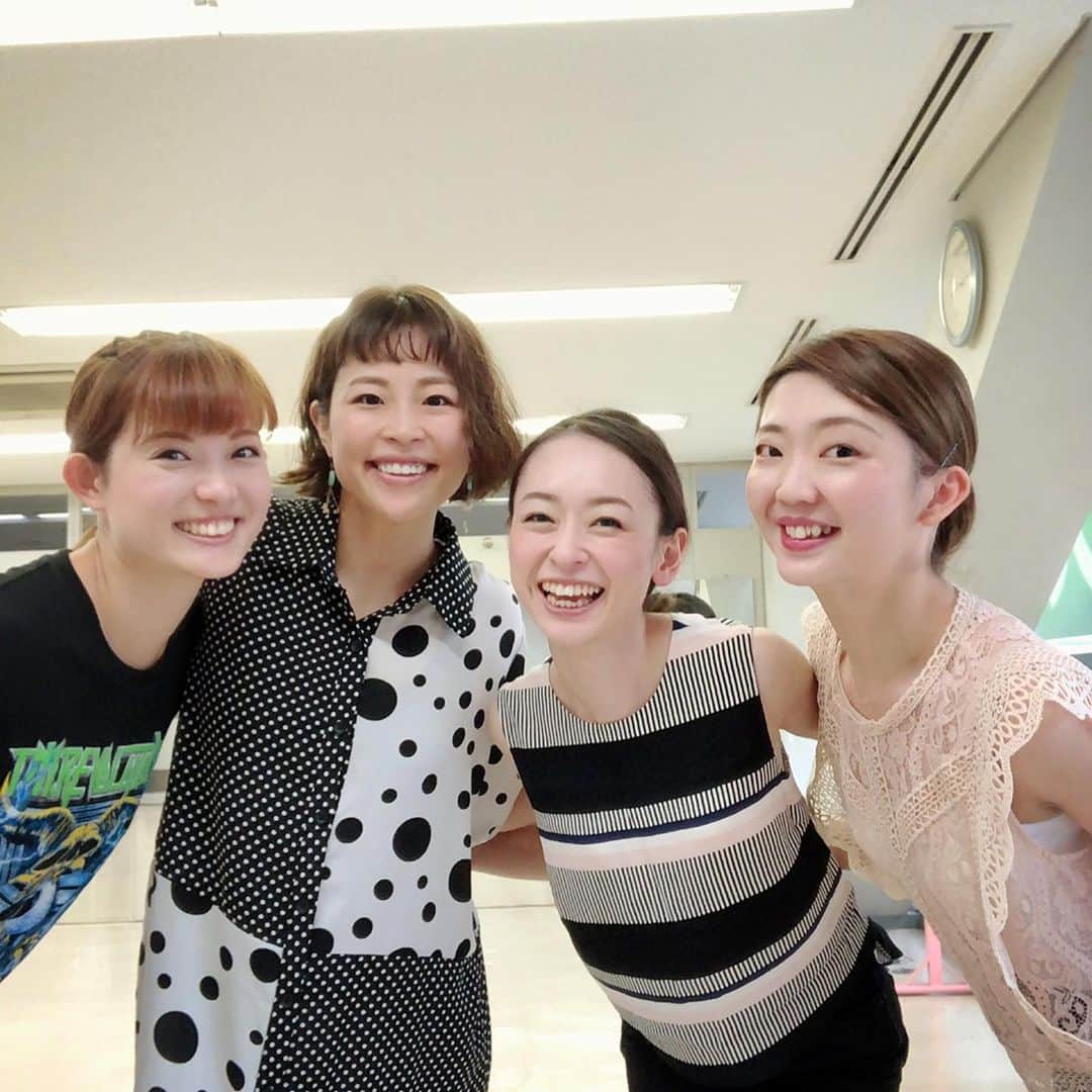のインスタグラム：「18日、19日はgrant sienneさんにて新曲レッスンを担当させて頂きました🙏 そして19日は宝塚音楽学校模擬試験！！ 試験後、主宰の瞳ゆゆさん始め、講師の皆さまとお写真撮ったのですが、途中からナゼか、連写中にどれだけポーズを変えれるかチャレンジが始まり🤣  ひとしきり大爆笑しながら撮った美しい皆さまの全力チャレンジ写真はプレミアものなんでね🤫💓 せめて私の酷いアップだけお裾分けしときますねwww  あぁ、それにしても周りの皆さまがみんな愉快で楽しいなぁ💓感謝🙏  #宝塚 #宝塚歌劇団 #花組 #月組 #雪組 #宝塚音楽学校 #宝塚受験 #瞳ゆゆ さん #麗百愛 さん #煌海ルイセ さん #亜聖樹」