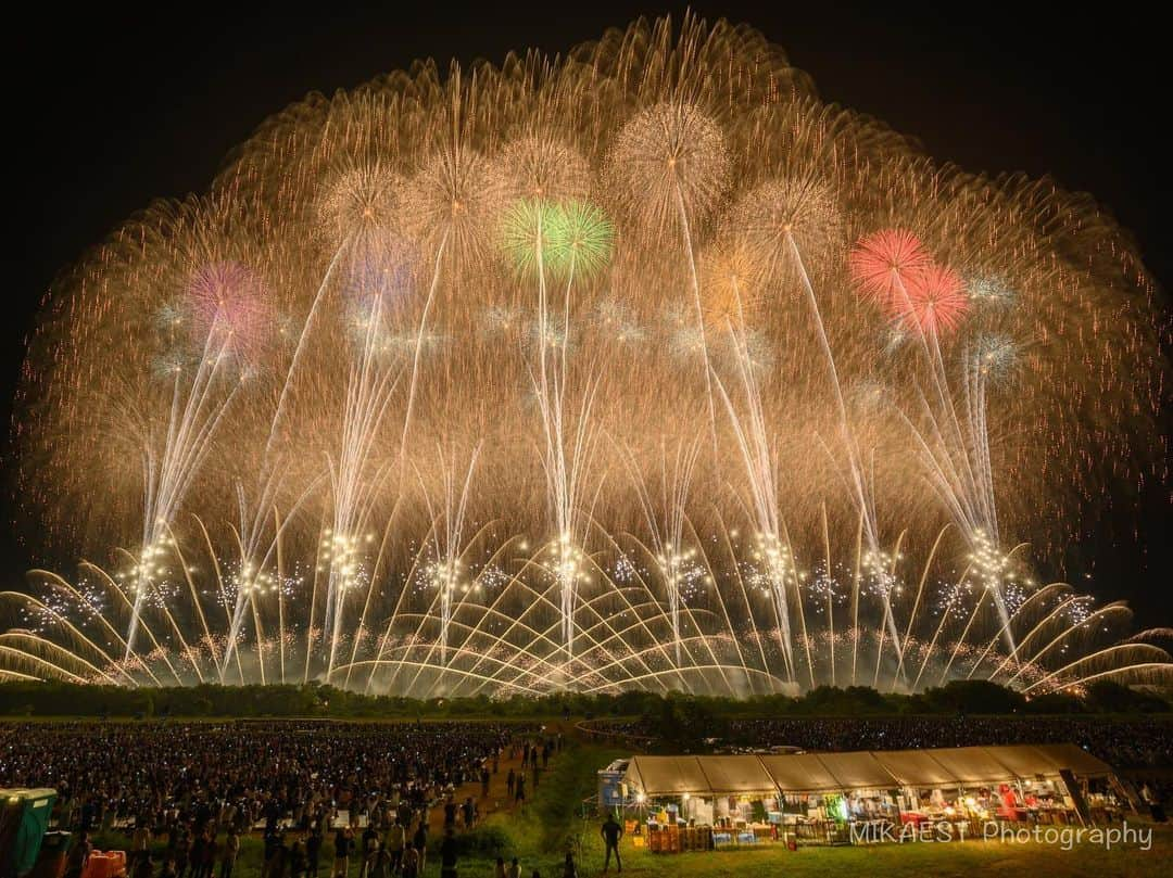 mikaestさんのインスタグラム写真 - (mikaestInstagram)「Akagawa Fireworks Festival 赤川花火大会 . "最後の花火に今年もなったな 何年経っても思い出してしまうな" . 毎年外せない、赤川花火大会。 順風のメイン会場からの観覧となった今年は、 まさに神回でした✨ 毎年言っていますが…ここの花火は非常に質の良いものが上がり、なんと言っても音楽との融合がピカイチです🎵是非会場から見ることを強く強くオススメします。 この写真はフィナーレの花火のラスト。 フジファブリックの若者のすべてと共に打ち上がる花火に感動して泣きました😭😭😭 . #赤川花火大会 #伊那火工堀内煙火店 #fireworks_jpn #真山形フォトコン #行くぜ東北 #夏の東北インスタキャンペーン #funfindtohoku #山形 #TandDフォトコンテスト2019 #try #いきいきフォトコンテスト2019 .」8月20日 19時38分 - mikaest