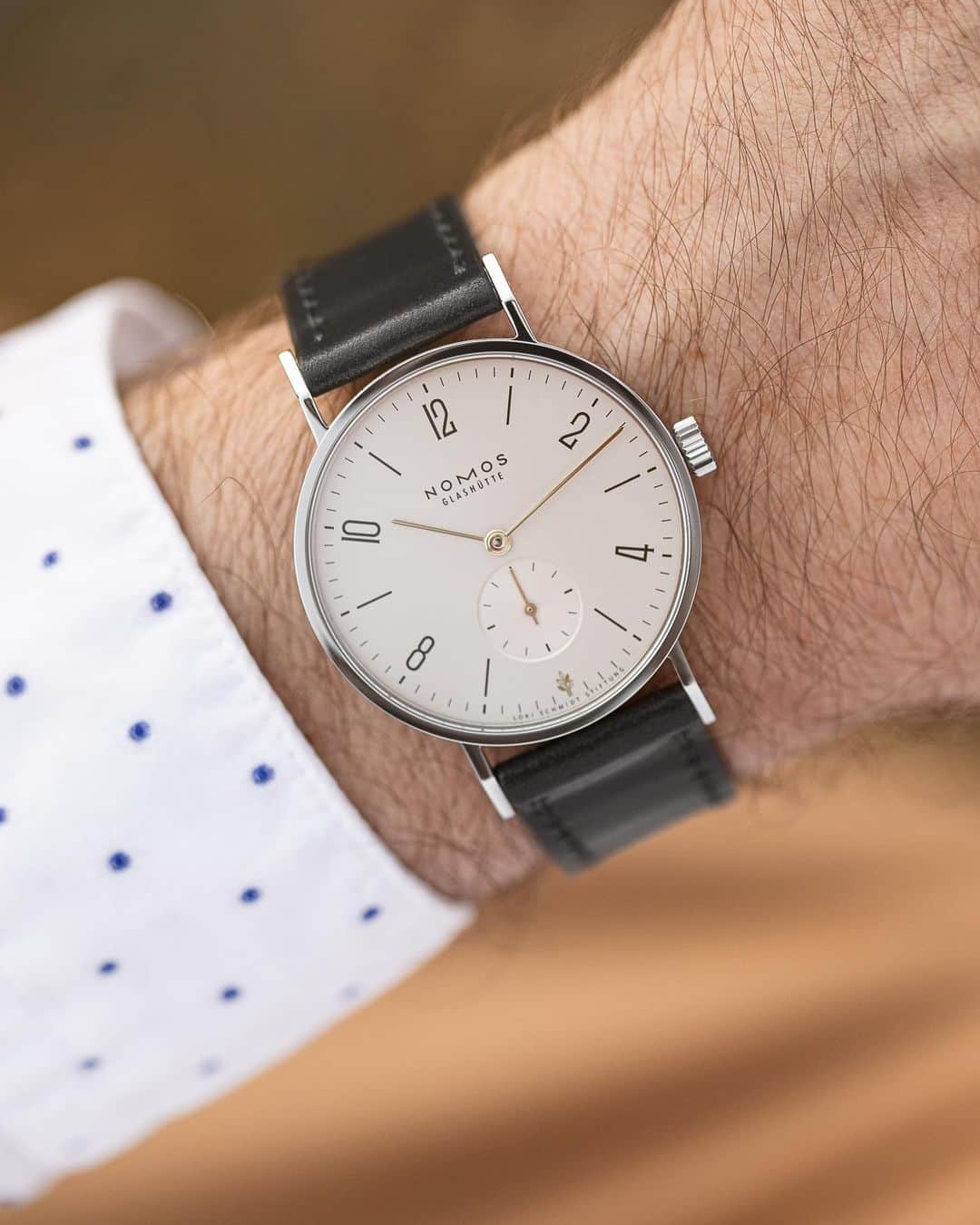 のインスタグラム：「Tangente Tuesday—with a very special version of this classic timepiece: Tangente 100 Jahre Loki. Made in honor of Loki Schmidt, wife of former German Chancellor Helmut Schmidt, and the environmental protection foundation set up in her name. Exclusively available at @Wempe locations in Germany, France, and Austria.  #nomos #nomostangente #specialedition #limitededition #watch #watches #watchesofinstagram #watchfam #watchuseek #watchmania #watchlove #watchlover #wristshot #womw #watchoftheday #TangenteTuesday #clock #horology #timepiece #timepieces #mechanicalwatch」