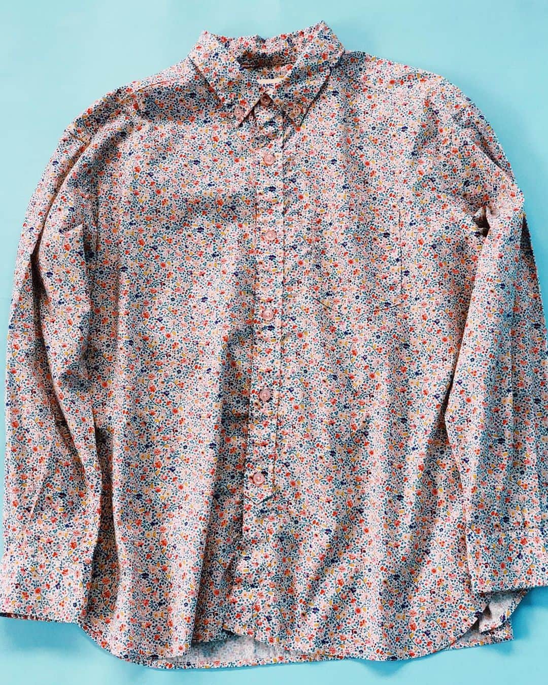 ビームスボーイ原宿さんのインスタグラム写真 - (ビームスボーイ原宿Instagram)「. 【 BEAMS BOY Director’s Choice】 リバティ～のビィディ～  語呂がいいなぁと思いまして、こんな冒頭ではじめてみました。 リバティプリントの新作のシャツです。（リバティプリントに関しては8月2日の回で書いています！） 花柄と言ったら、どんなウエアをイメージされますか？  スカート、フリル襟のブラウス、ワンピース…女性らしい清楚なアイテムをイメージされる方が多いでしょうか…？ 今回は、そんなイメージからは少し離れて、ボタンダウンシャツを作ってみました。  可愛いけど、かっこいい。 そんな＜BEAMS BOY＞が目指すイメージにぴったりのアイテムです。 チノパンに、デニムパンツに、是非とも合わせて頂きたい、そんなアイテムです！  #beamsboy_directors_mag SHIRT:13-11-1154 . information:03-5770-5550  #beams #beamsboy #ビームス  #ビームスボーイ #tokyo #harajuku #beamsboyharajuku #navyboy #libertyfabric  #リバティ」8月20日 19時41分 - beams_boy_official