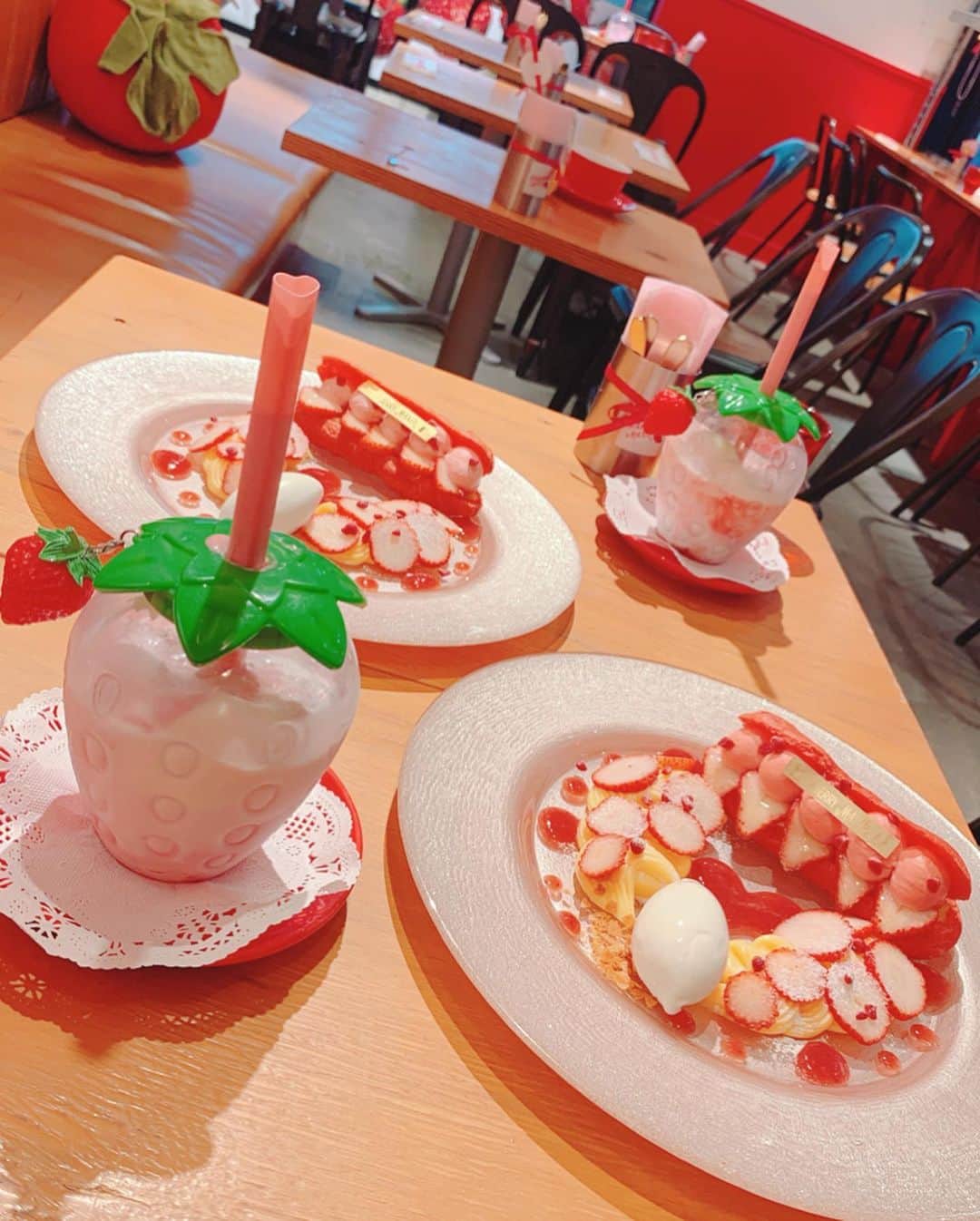 引地裕美さんのインスタグラム写真 - (引地裕美Instagram)「スワイプしてね❣️➠➠➠ . . 🍓💭🍓💭🍓 . . かき氷が可愛いからって行ったんだけど 寒くなりそうだからエクレアとシェイクに🍹 . 見た目可愛いし美味しかった😋💕 . . 店内も大好きな苺でいっぱい🍓🍓🍓 可愛かったなぁ🥰  #引地裕美 #モデル #rq #レースクイーン #ストロベリーマニア #原宿 #harajuku #얼스타그램 #照片 #粉我 #みんちゃんカフェ巡り #カフェ巡り」8月20日 19時41分 - yuumihikichi