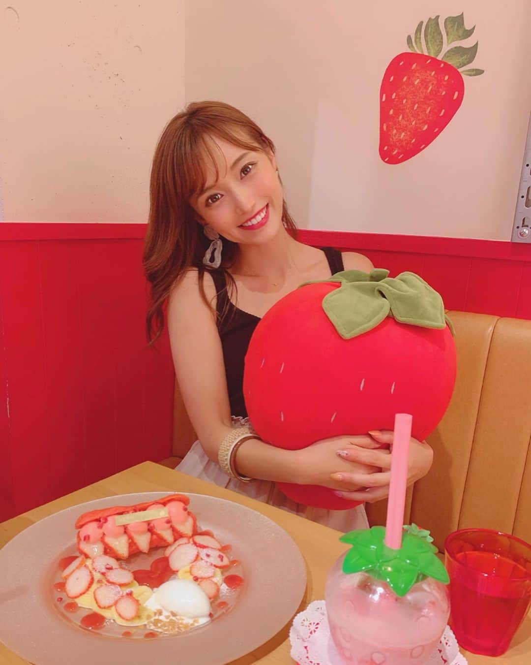 引地裕美さんのインスタグラム写真 - (引地裕美Instagram)「スワイプしてね❣️➠➠➠ . . 🍓💭🍓💭🍓 . . かき氷が可愛いからって行ったんだけど 寒くなりそうだからエクレアとシェイクに🍹 . 見た目可愛いし美味しかった😋💕 . . 店内も大好きな苺でいっぱい🍓🍓🍓 可愛かったなぁ🥰  #引地裕美 #モデル #rq #レースクイーン #ストロベリーマニア #原宿 #harajuku #얼스타그램 #照片 #粉我 #みんちゃんカフェ巡り #カフェ巡り」8月20日 19時41分 - yuumihikichi