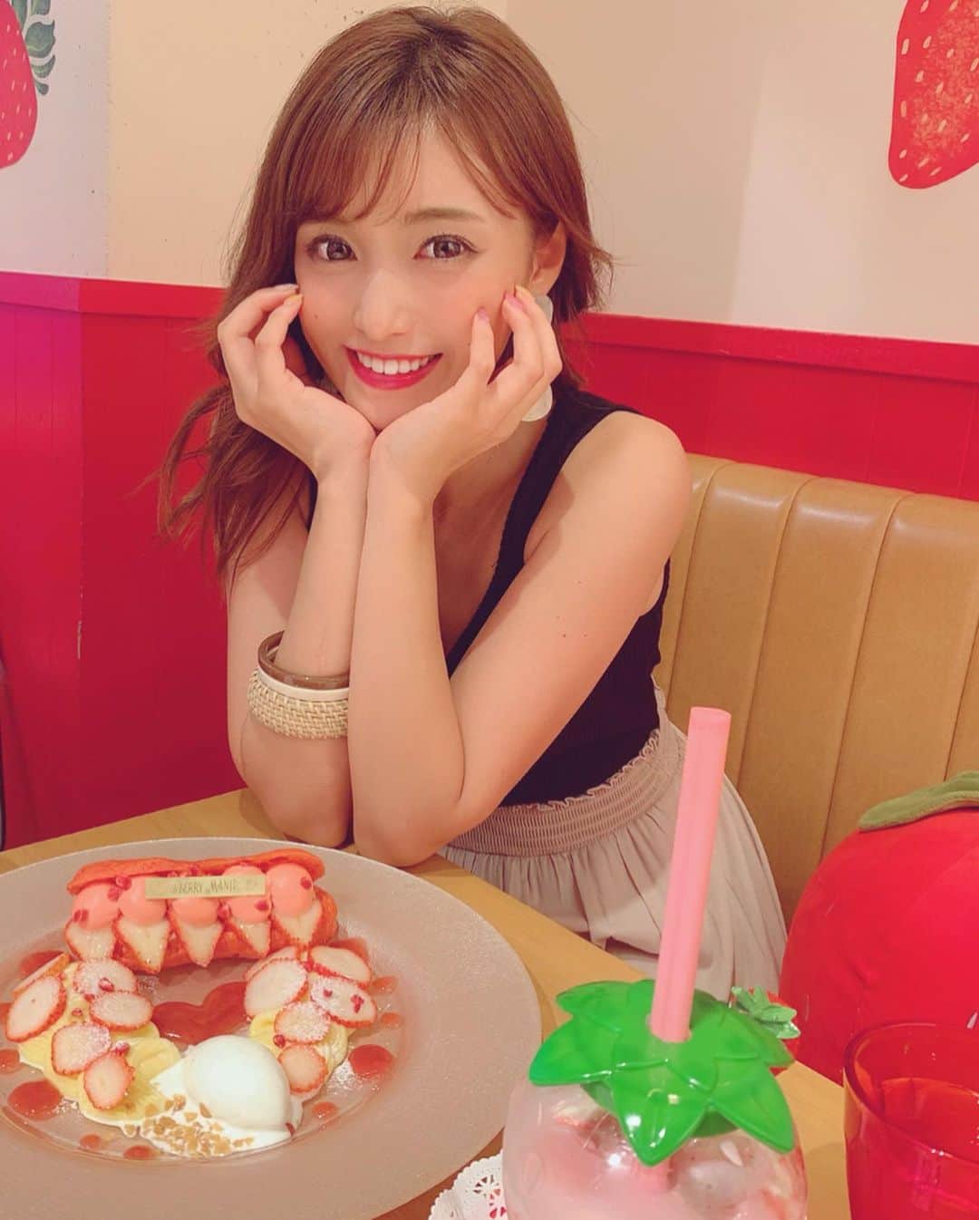 引地裕美さんのインスタグラム写真 - (引地裕美Instagram)「スワイプしてね❣️➠➠➠ . . 🍓💭🍓💭🍓 . . かき氷が可愛いからって行ったんだけど 寒くなりそうだからエクレアとシェイクに🍹 . 見た目可愛いし美味しかった😋💕 . . 店内も大好きな苺でいっぱい🍓🍓🍓 可愛かったなぁ🥰  #引地裕美 #モデル #rq #レースクイーン #ストロベリーマニア #原宿 #harajuku #얼스타그램 #照片 #粉我 #みんちゃんカフェ巡り #カフェ巡り」8月20日 19時41分 - yuumihikichi