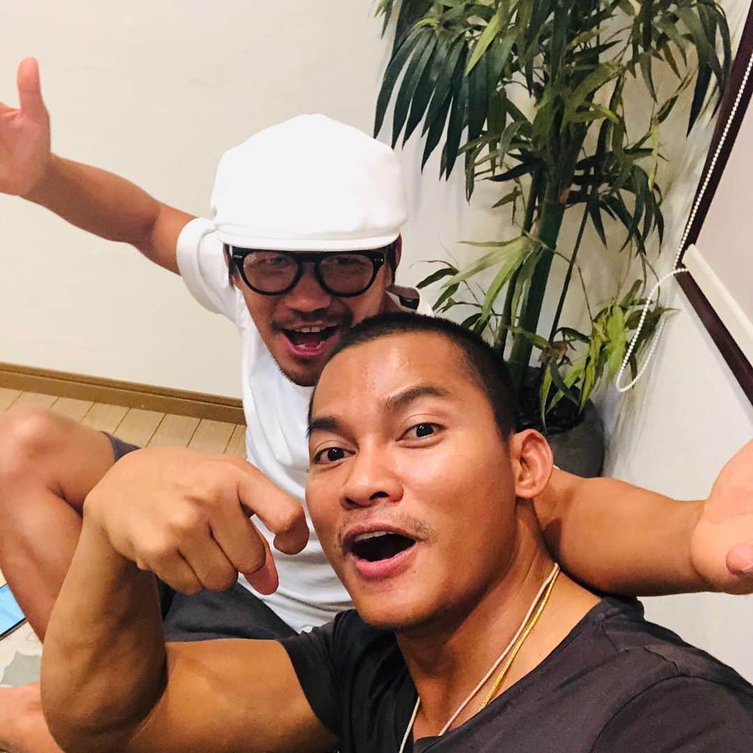 トニー・ジャーのインスタグラム：「Day off from shooting.」