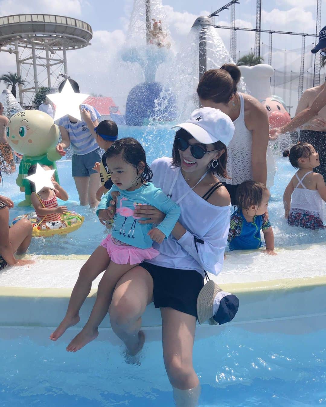 黒宮ニイナのインスタグラム：「東京に戻ってすぐにまたプール😅🌊 初めて、よみうりランドプールWAIに行ってきました✨  混むの覚悟で早めに家を出たけど、みんな凄い早いのね💨 駐車場入るところから混み、 場所取りもプールも人が沢山。だけど、子ども達は御構いなしにかなり楽しんでくれた💕 怖がりな息子は波のプールやボートで滑る大きな滑り台にチャレンジして楽しかった様子😆👏ママも一緒になってはしゃいでしまったぁ🤗 帰るころにはすっかり涼しくなって みんな丸焦げ👦🏽👧🏽👩🏽楽しかったね〜🤗 #夏休み #夏の思い出 #プール #よみうりランドプールwai  #水着 #大人水着 #ラッシュガード #2児ママ #男の子ママ #女の子ママ #ママ #ママライフ #mama #mamalife #2kidsmom」