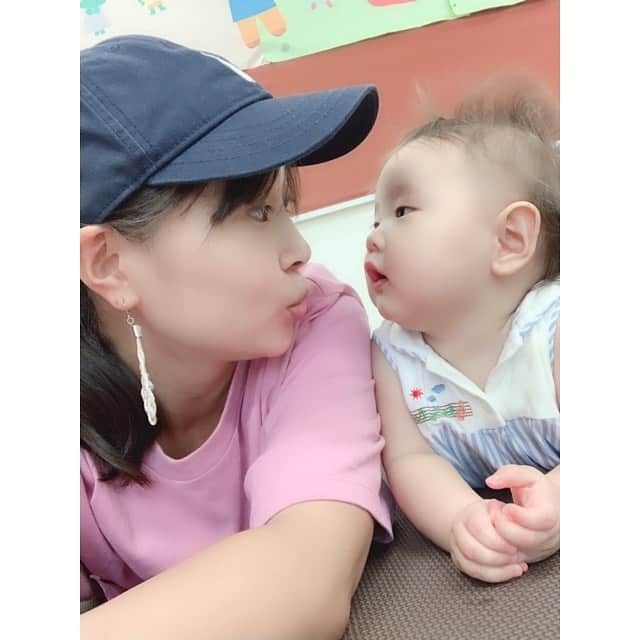 のインスタグラム：「㊗️本日、友優心、ハーフバースデー👶🏻🎉❣️✨❣️✨❣️✨❣️✨ @nikumanbaby_yuu 👶🏻🌟 ・ 生後6ヶ月🤱🏻❤️ もう半年かぁ…ぁぁ早い…☺️💓 ・ 日々成長を感じる😭❤️ 愛おしさが止まらない👶🏻❣️❣️ このまま元気に大きくなぁれっ👶🏻❣️❣️ ・ 愛してるよぉ〜👶🏻💋💋💋 ・ ・ #ハーフバースデー #6months #6ヶ月ベビー #生後6ヶ月 #すくすく #健康第一 #離乳食 #産まれてきてくれてありがとう  #0220 産まれ #👶🏻 #baby #boy #family #happy #smile  #友優心 #ゆうしん #yuushin #cute #🤱🏻 #家族 #papa #mama #宝物 #mylove #iloveyou #愛してる」