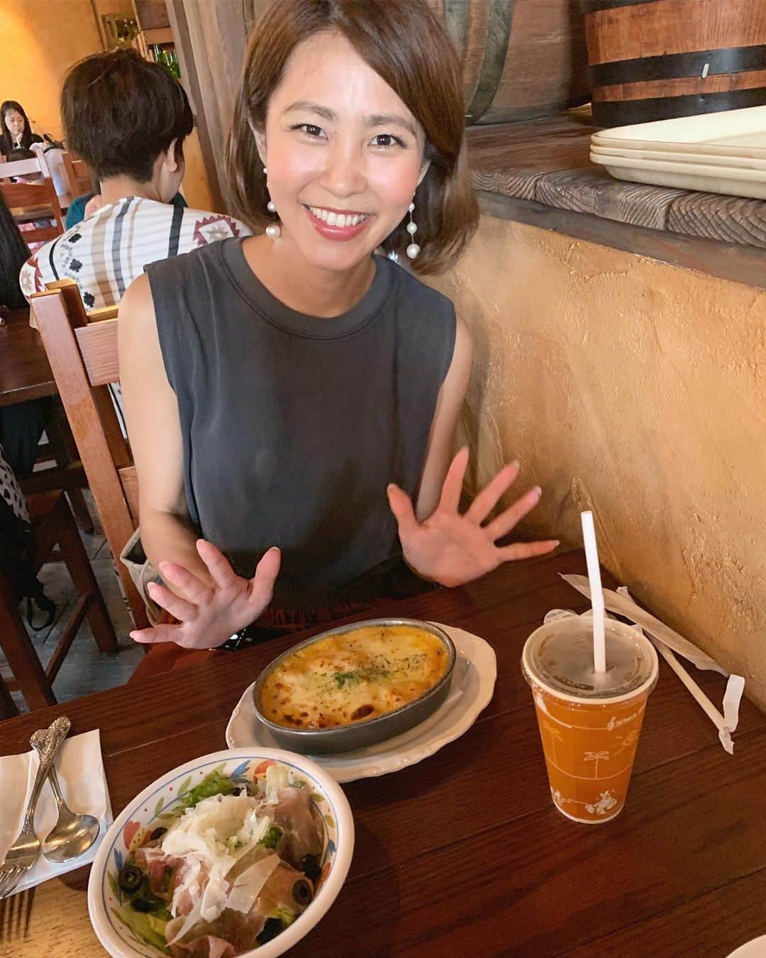 坂元美香さんのインスタグラム写真 - (坂元美香Instagram)「#坂元シゴト . 8/17発売 雑誌【美ST 10月号 創刊10周年記念号】 . 以下、2つの企画に掲載させていただいています。 . P111  美魔女の10yearsチャレンジ 総勢135人がTRY！ 「10年で一番綺麗になったのは？」グランプリ . P127 Disney美容液 完全攻略！meetミッキーマウス . 10年で一番綺麗になったのはグランプリでは135人中10位にランクイン🤣本人10年で髪の毛以外なんとも変化ないと思ってたけど、きちんと成長できてたようです。感謝🙏 . Disney美容液では、meetミッキーという貴重な企画を経験させていただきました。撮影のために、分刻みで忙しく動いているミッキーの貴重なお時間をいただき、なんとも夢のような時間でした。ミッキーと会えるコツや会ったときの盛り上がるコツなどをご紹介しています！ . そして、今月号の特別付録はカバーマークの毛穴消しファンデ。なんと30日分！！売り切れる前にぜひ！ . #美ST #美スト #光文社 #美魔女 #10yearsチャレンジ #10yearschallege #Disney #Disneyland #Disneysea #ディズニーランド #ディズニーシー #インパ #ミッキーマウス #mickeymouse #ミートミッキー #オフショット」8月20日 19時57分 - mika_saka