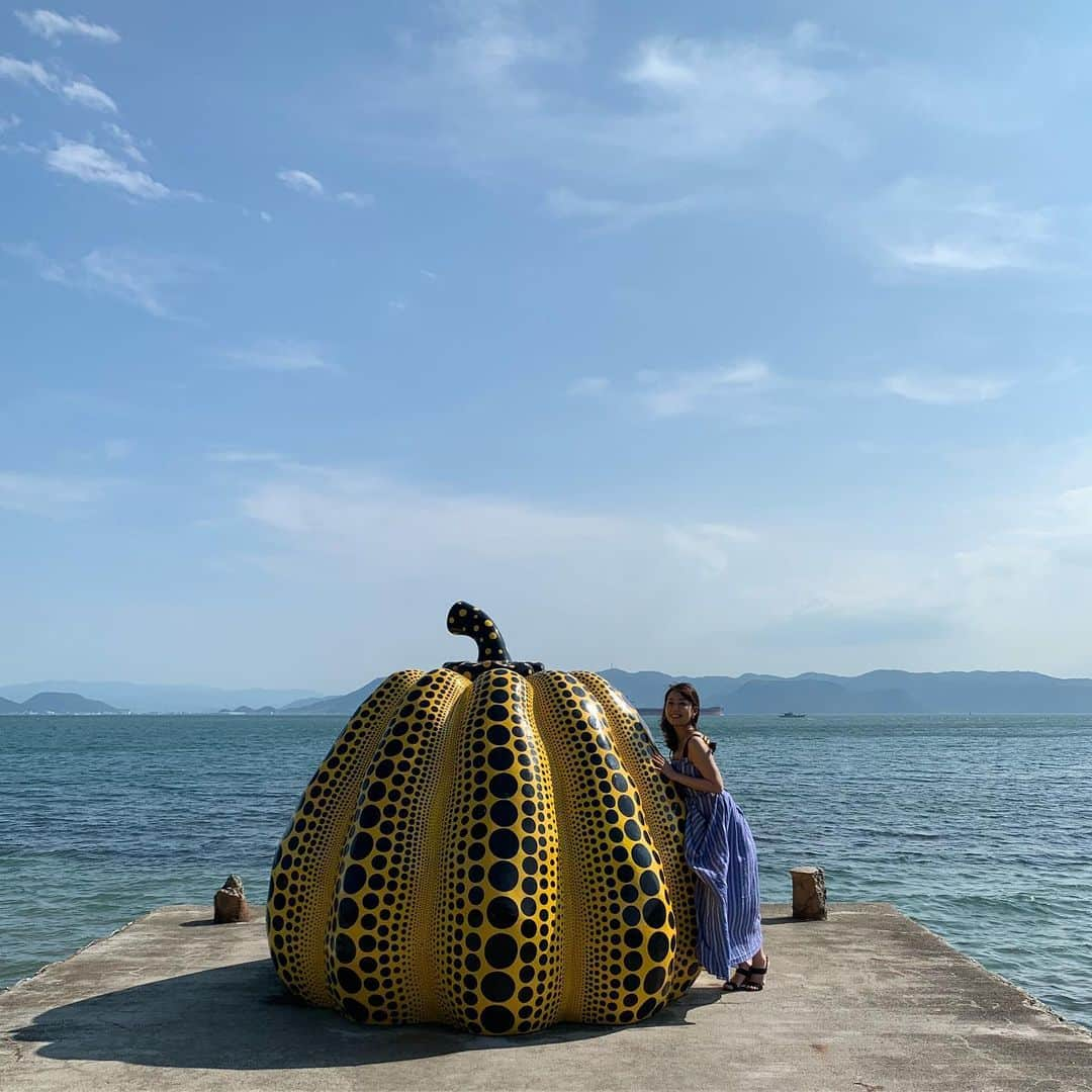 須黒清華さんのインスタグラム写真 - (須黒清華Instagram)「夏休みを頂き、四国へ行って来ました✈️✨ . 直島といえば、やっぱりこれですよね〜🎃 台風をギリギリ避けて、晴天に恵まれた旅。 また少しずつアップしていきます〜🎶 #直島 #直島アート #naoshima #香川 #香川旅行 #瀬戸内国際芸術祭2019 #setouchi #setouchitriennale2019 #四国 #四国旅行 #草間彌生 #南瓜 #カボチャ #草間彌生南瓜」8月20日 19時50分 - sayaka_suguro