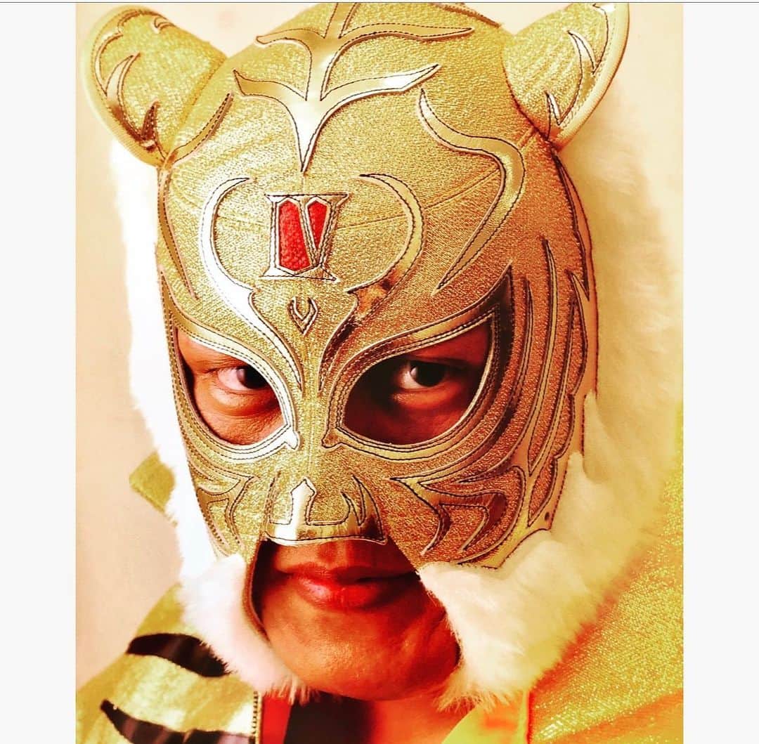タイガーマスクさんのインスタグラム写真 - (タイガーマスクInstagram)「金ラメに、金の模様にしたマスク❗️ 佐山先生が、タイガーキングの頃にこの色の組み合わせを使ってましたが、自分はマスカラスのマスクを見て中村さんにお願いしました❗️ 金金はゴージャスに見えて、好きな1枚でした🤩  #タイガーマスク #tigermask  #njpw #金ラメ #マスク #タイガーキング #中村之洋 #ミルマスカラス」8月20日 19時51分 - tigermask.njpw_official
