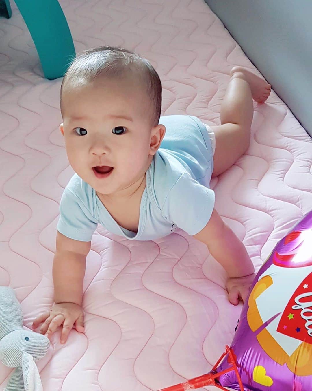 ジェシカ・ヤマダのインスタグラム：「Arya today! 👶🏻♥️ Professional photos by Mimaaa @fifiutama 🤳😝😘 . @jessbebes #jessbebes #babygirl #6monthsold」
